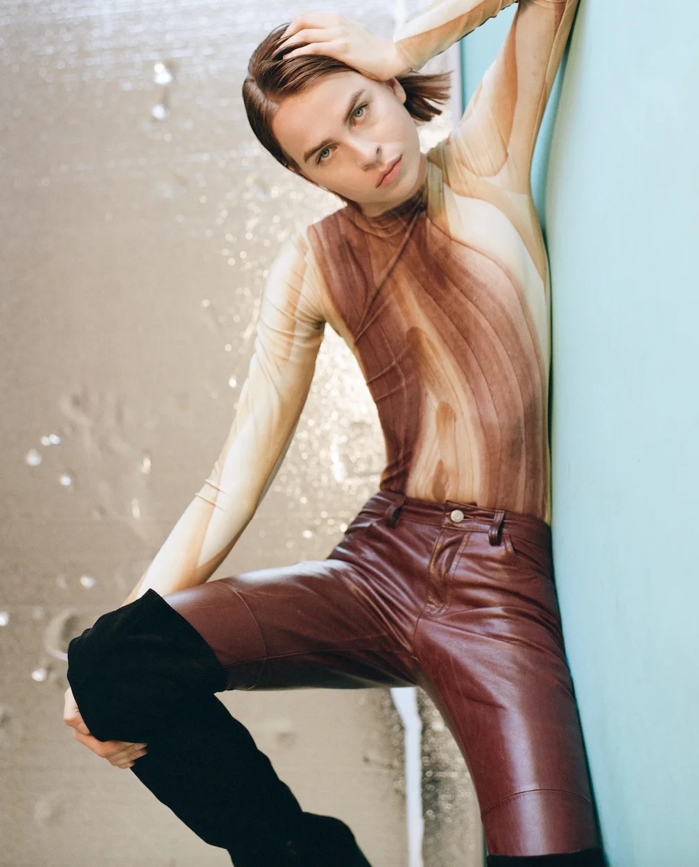 Mono de ACNE STUDIOS, pantalones vintage y botas de la estilista. 