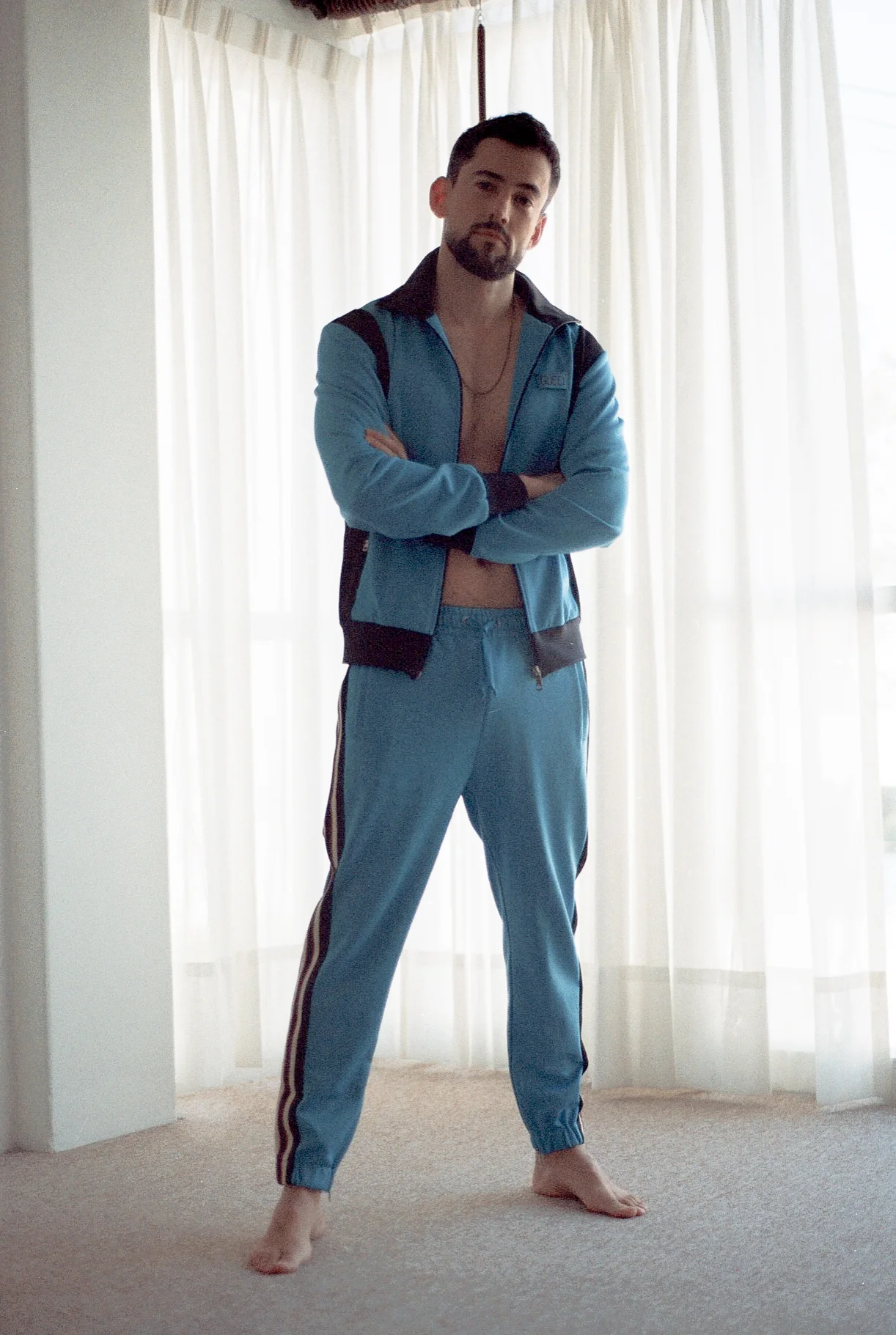 Luis Gerardo viste total look de GUCCI. 