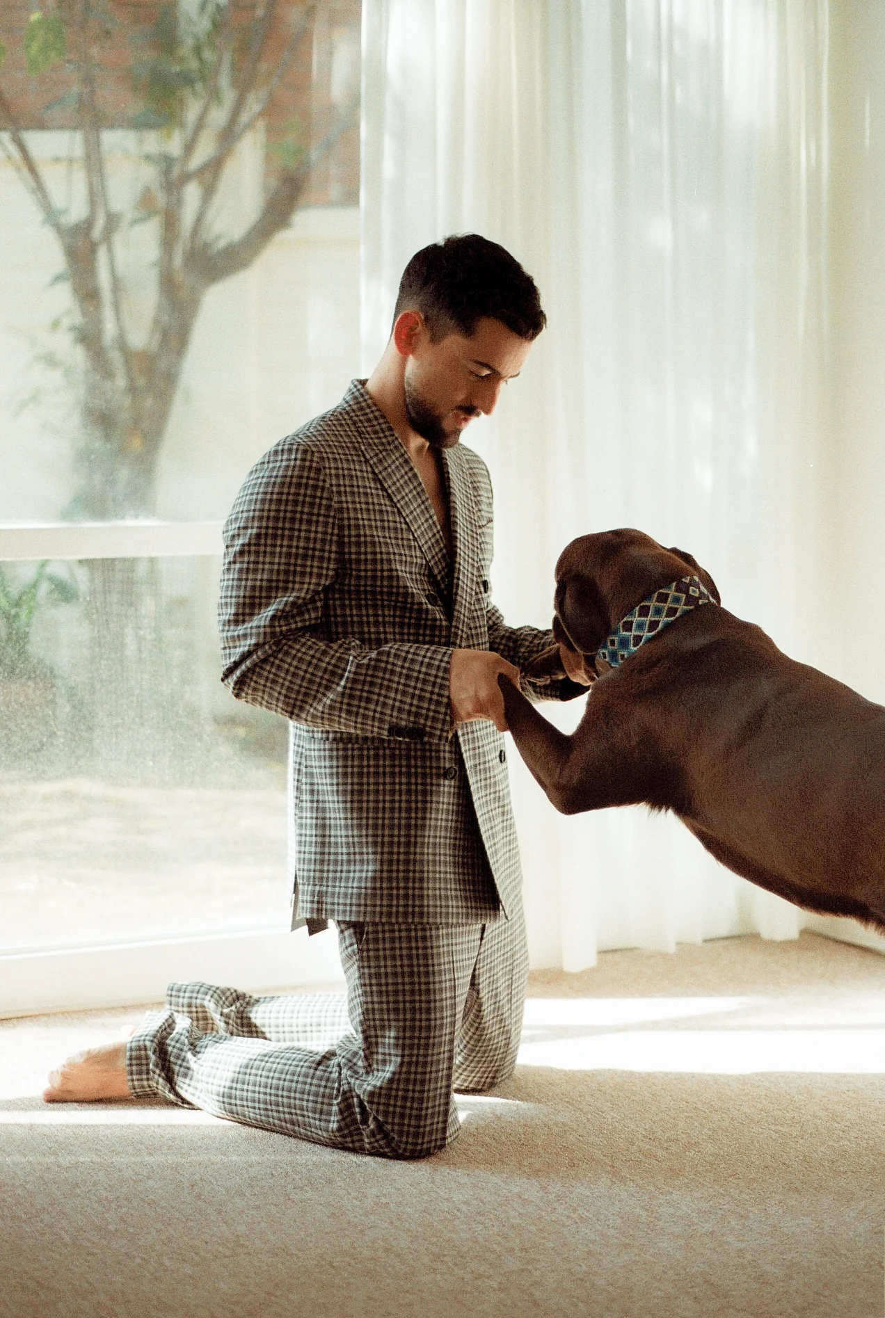 Luis Gerardo viste total look de HUGO BOSS. 