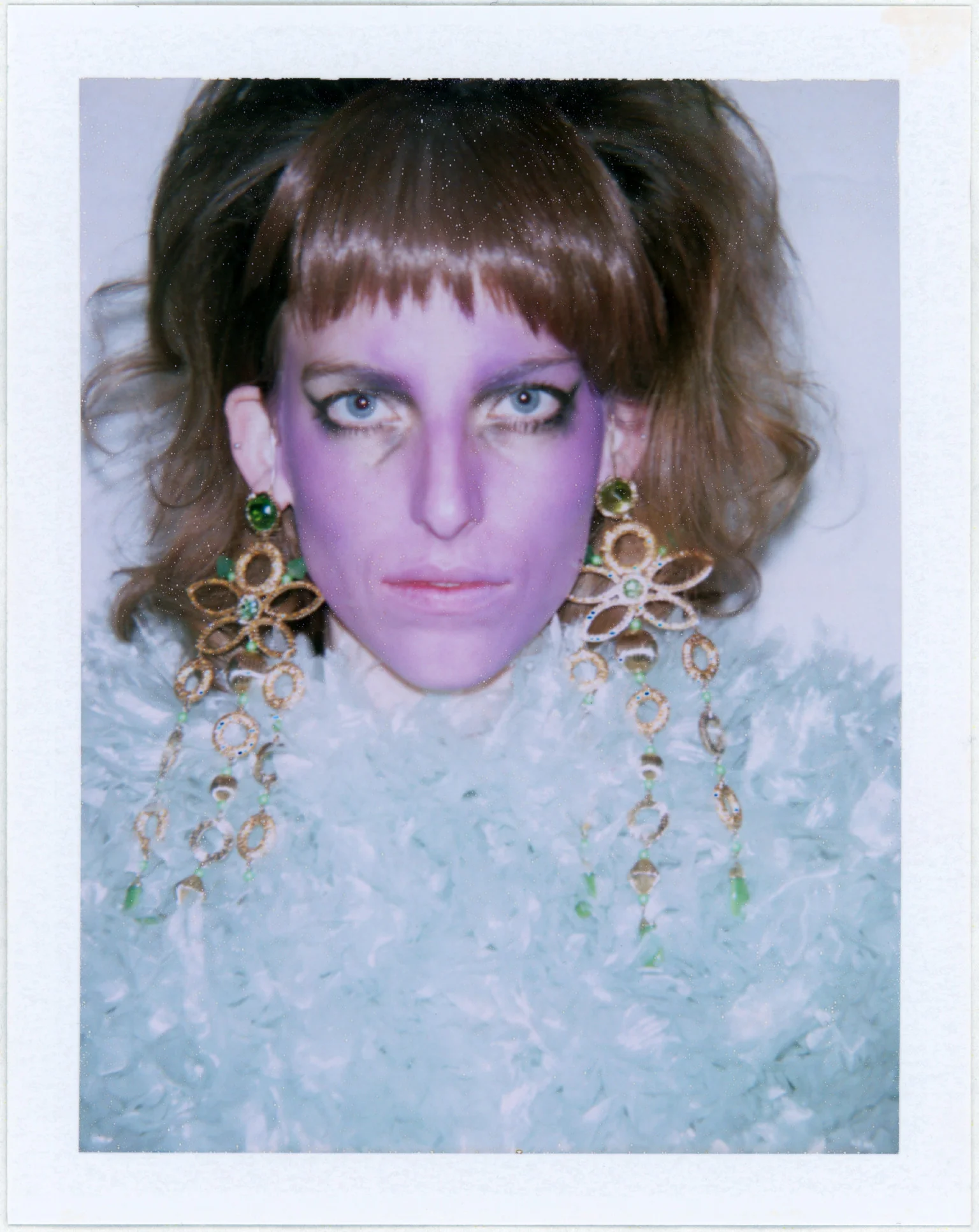 Chaqueta y pendientes de MARC JACOBS. 