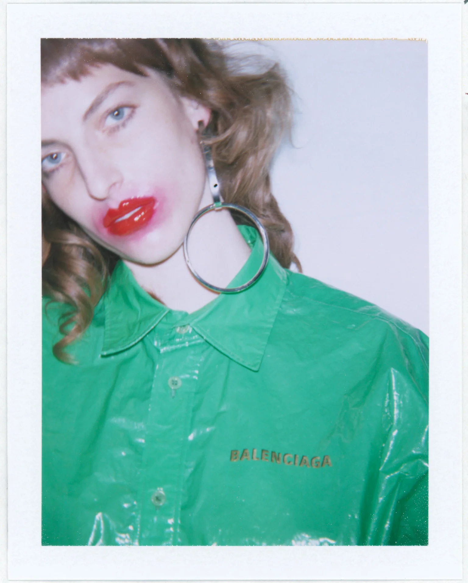 Camisa de BALENCIAGA y pendientes de JENNIFER FISHER. 