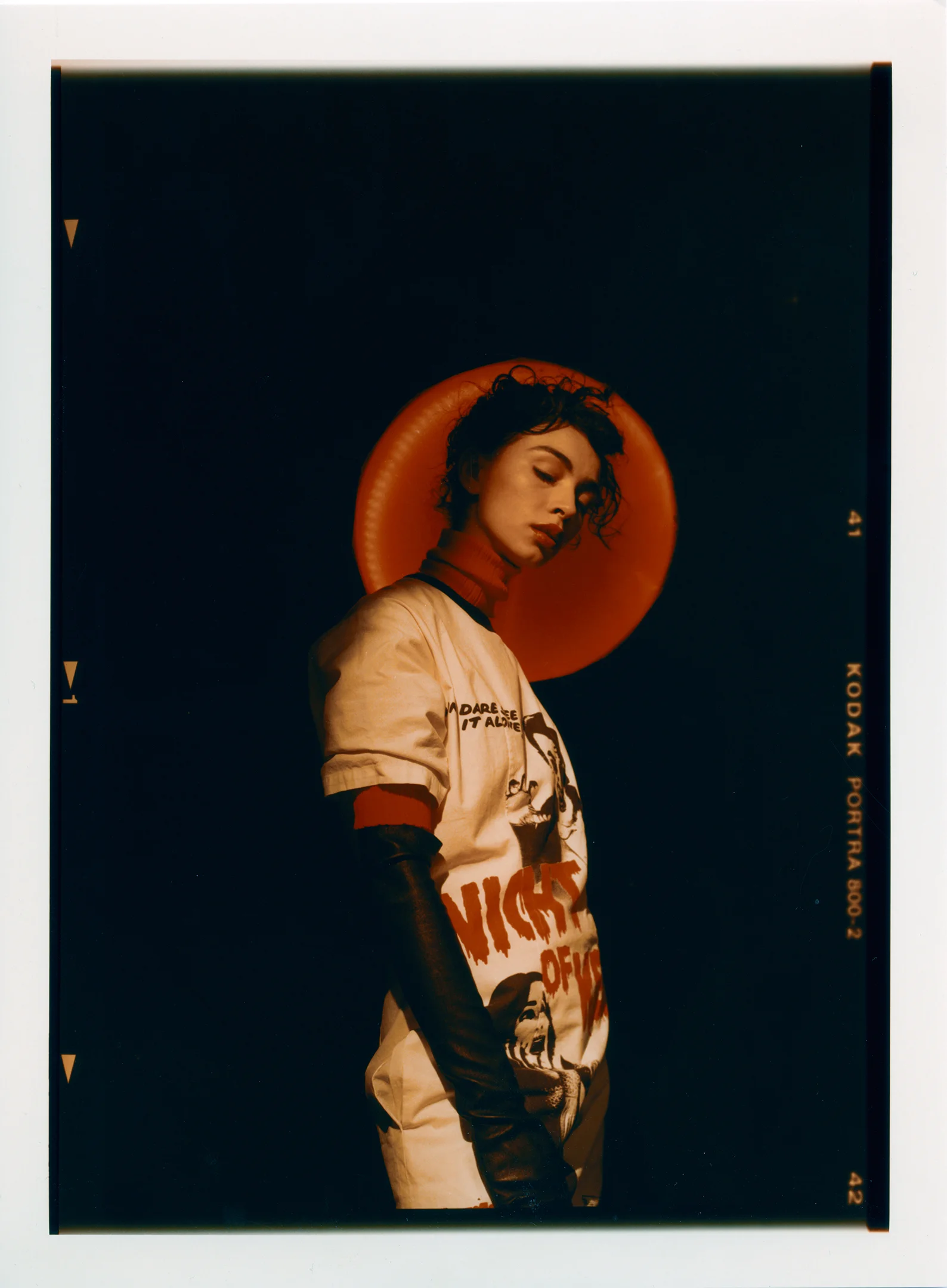 Camiseta de LANVIN , vestido de KENZO y guantes de JITROIS.