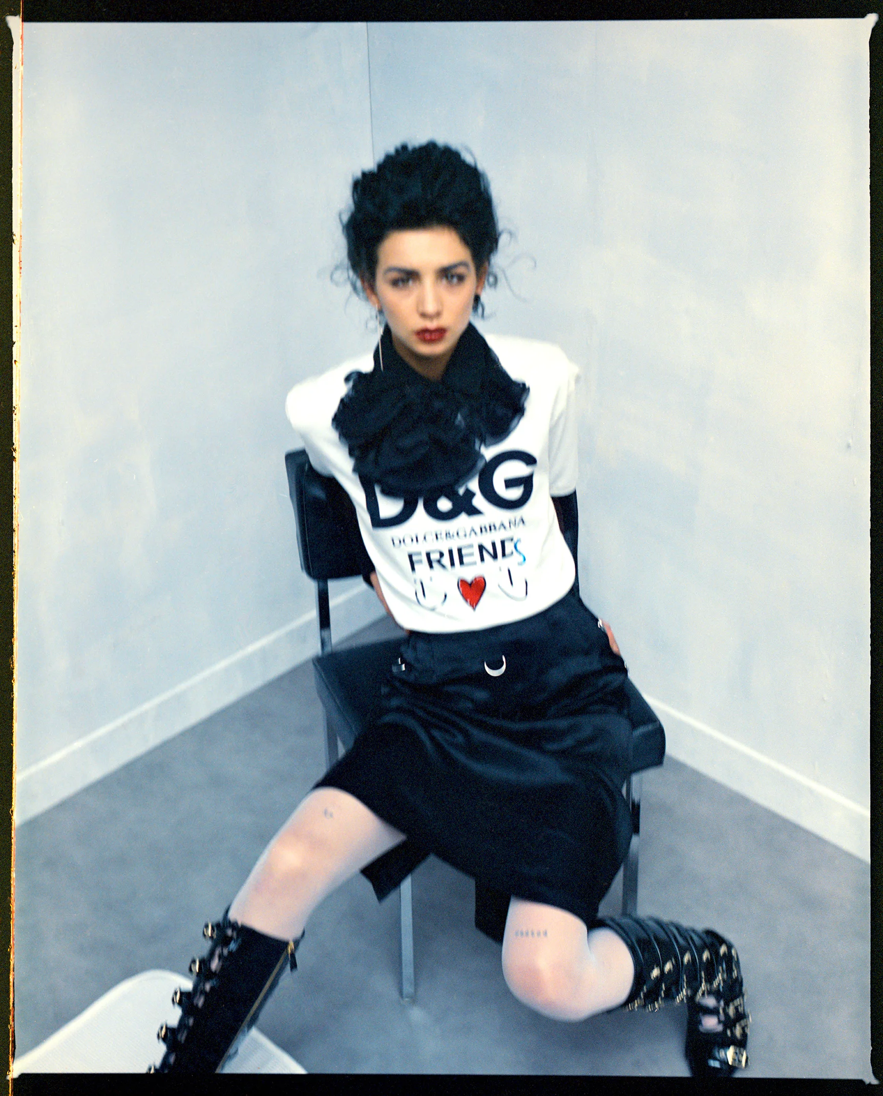 Camiseta de DOLCE & GABBANA , falda de ALEXANDER MCQUEEN , camisa de VINTAGE CLOTHING PARIS , medias de WOLFORD , zapatos de KOCHE y aretes de VIBE HARSLOEF.
