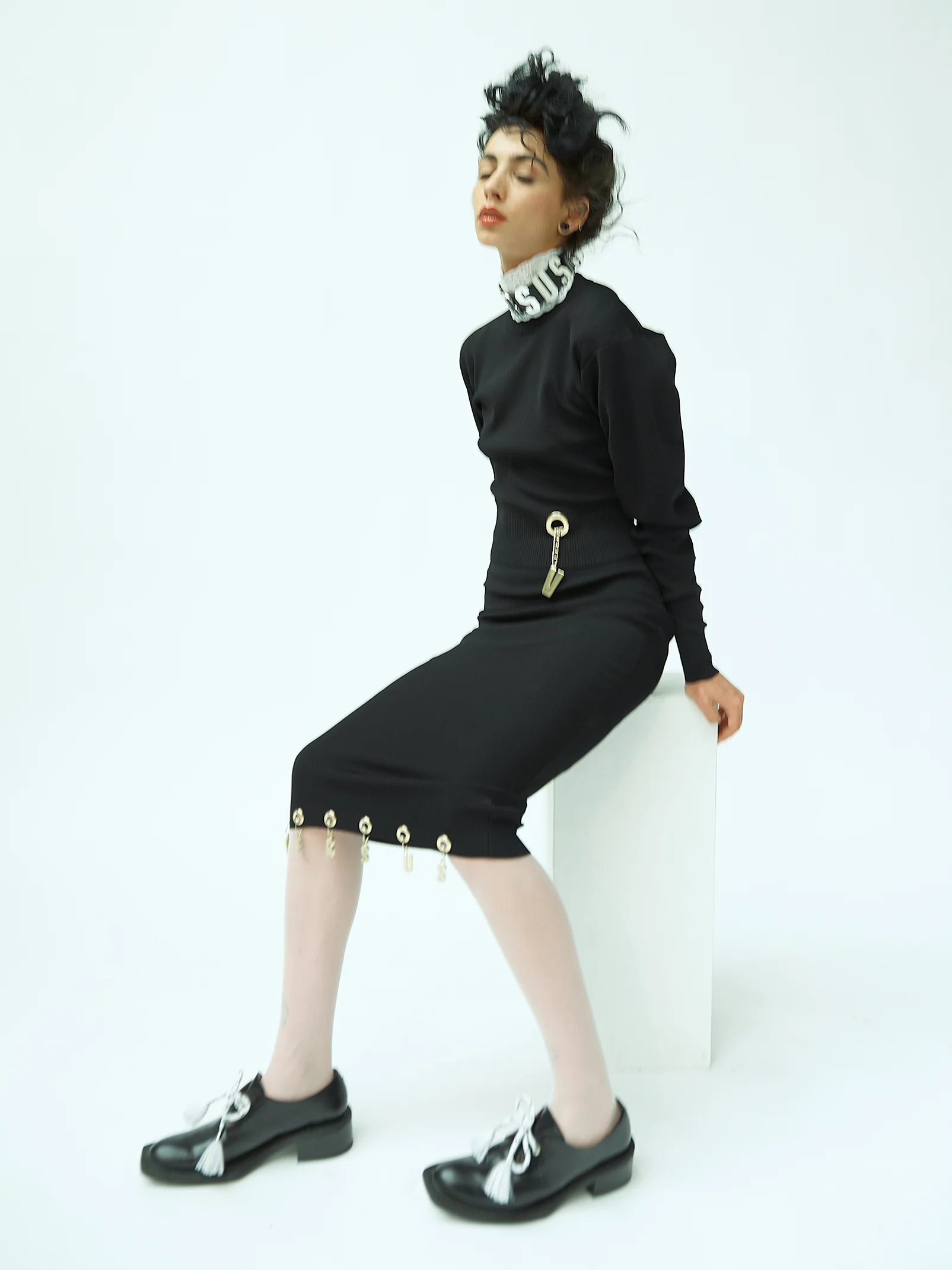 Top, falda y collar, todo de VERSUS VERSACE. Zapatos de AALTO y medias de WOLFORD.