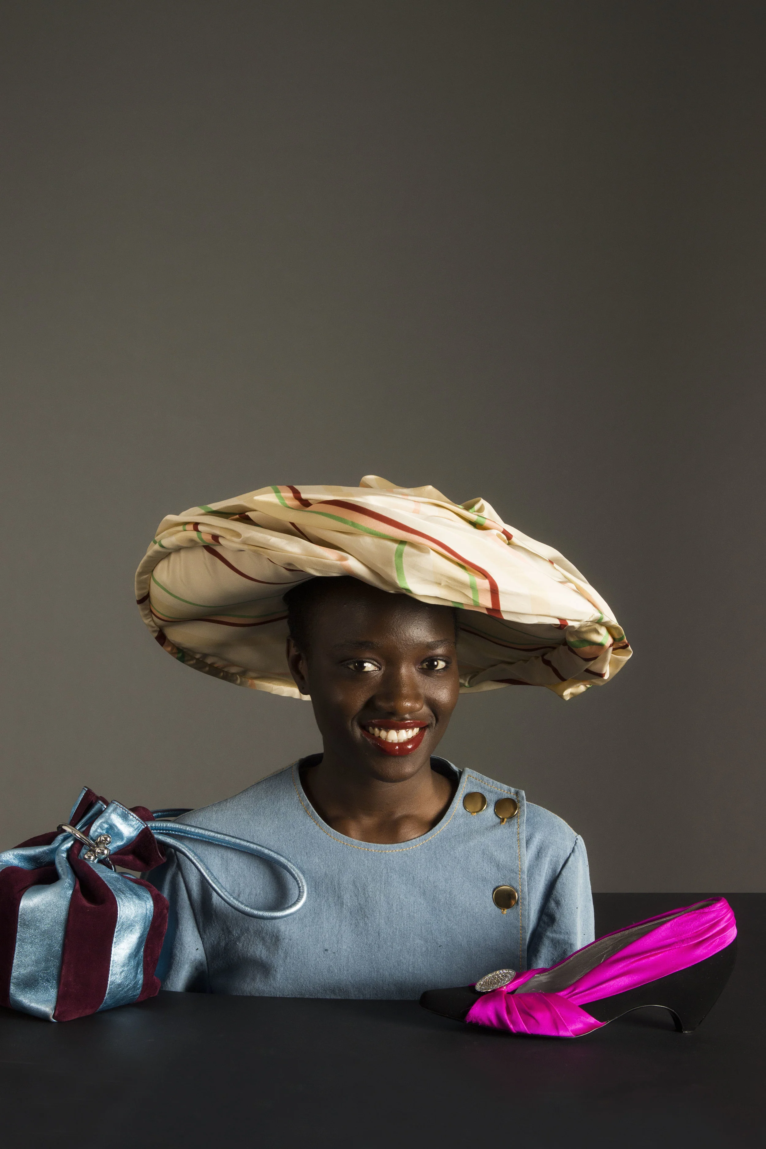 Sombrero de MULBERRY , chaqueta de PALOMO SPAIN , bolsa de KENZO y zapato de STELLA MCCARTNEY.