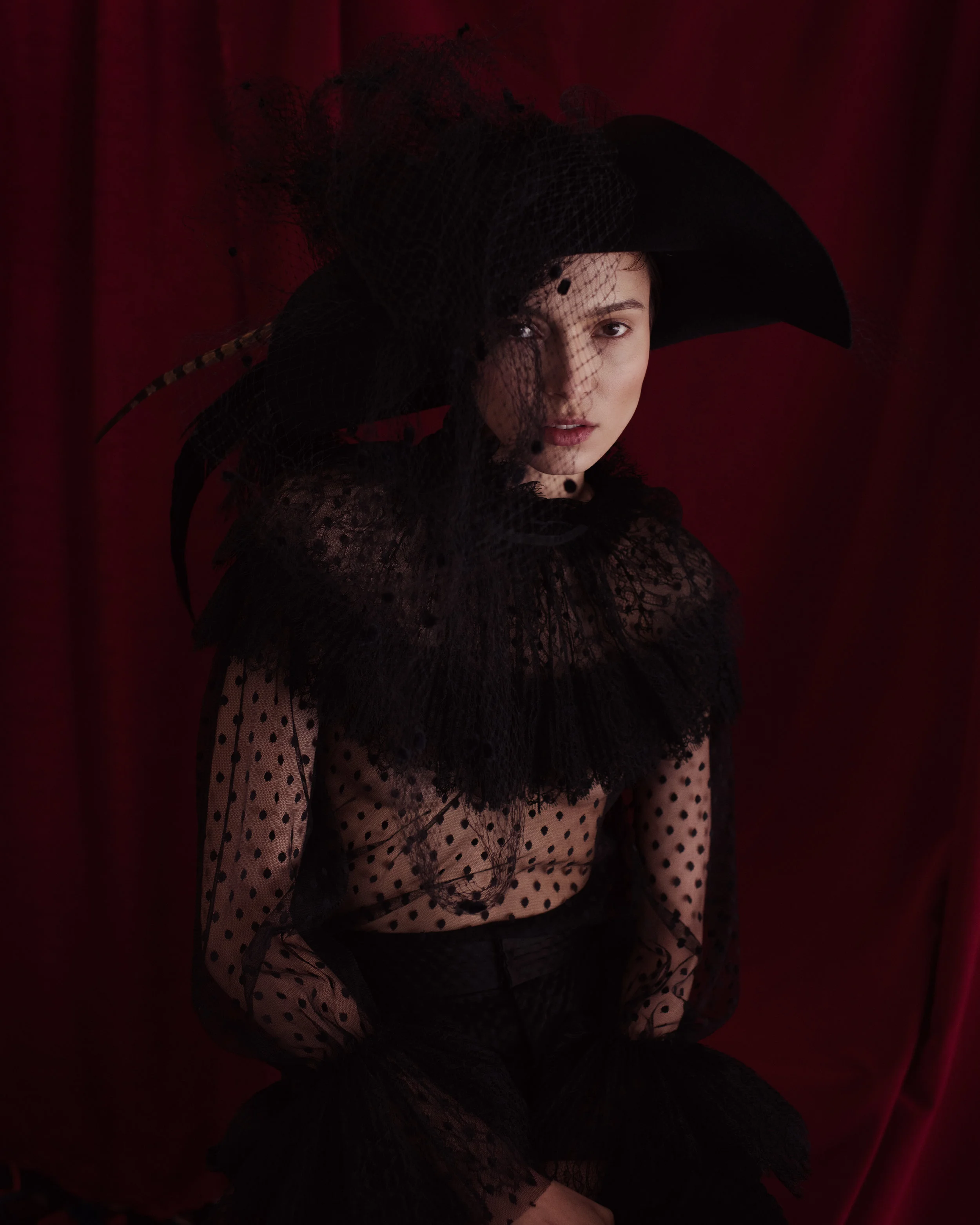 Blusa de ALBERTA FERRETTI , pantalón de LANDEROS y sombrero de SCOTT KNIGHT .