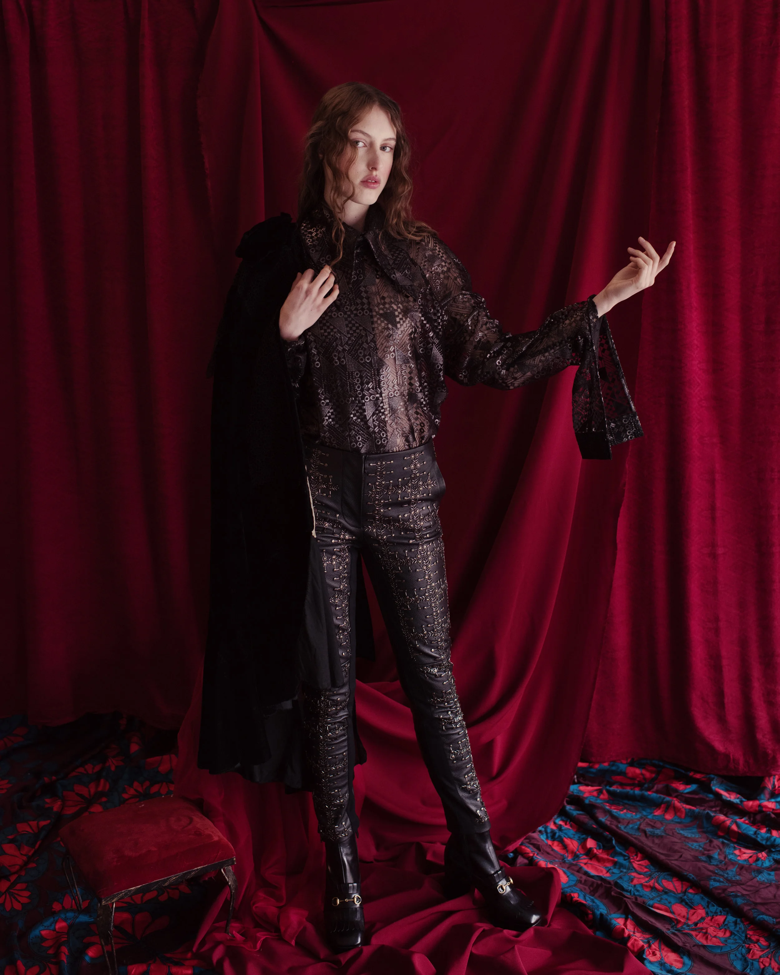 Capa de MIMI PROBER , blusa de LANDEROS , pantalón de ALBERTA FERRETTI y zapatos de GUCCI.