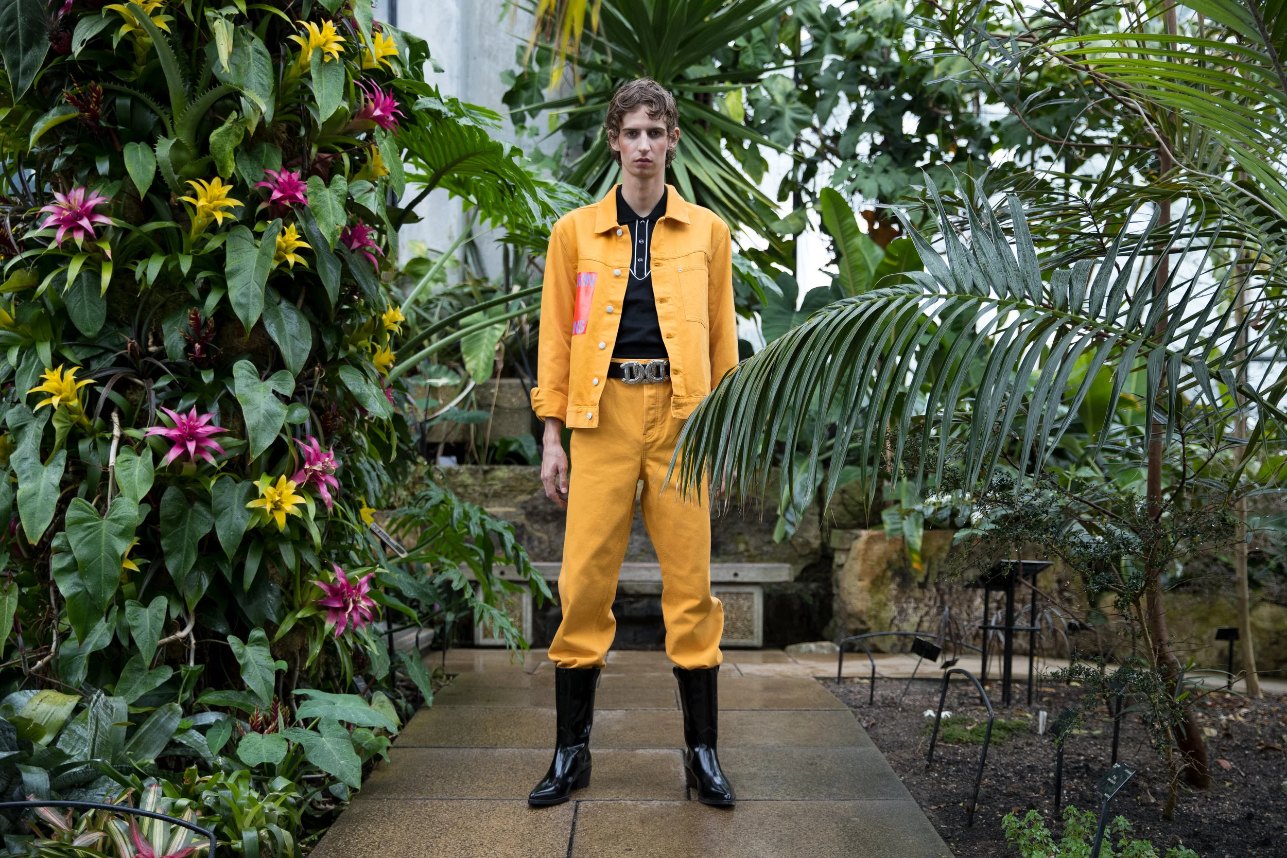 Chaqueta, pantalón y botas, todo de CALVIN KLEIN . Camisa de SAINT LAURENT y cintura de DSQUARED2.