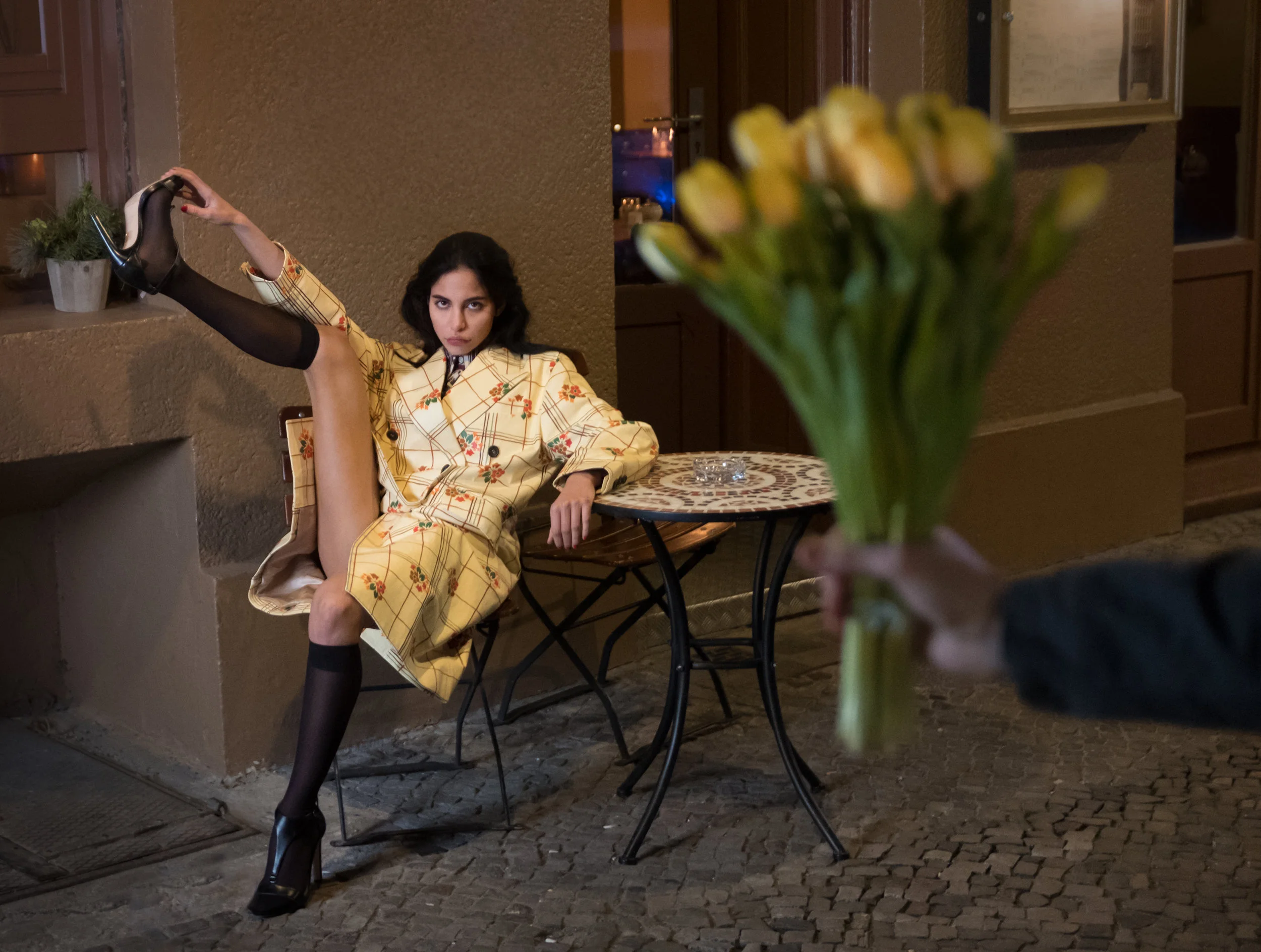 Christin viste blusa y chaqueta de MIU MIU , pantalón corto de VALENTINO , medias de WOLFORD y zapatos de MAX MARA . Florista viste chaqueta de PEUTEREY .