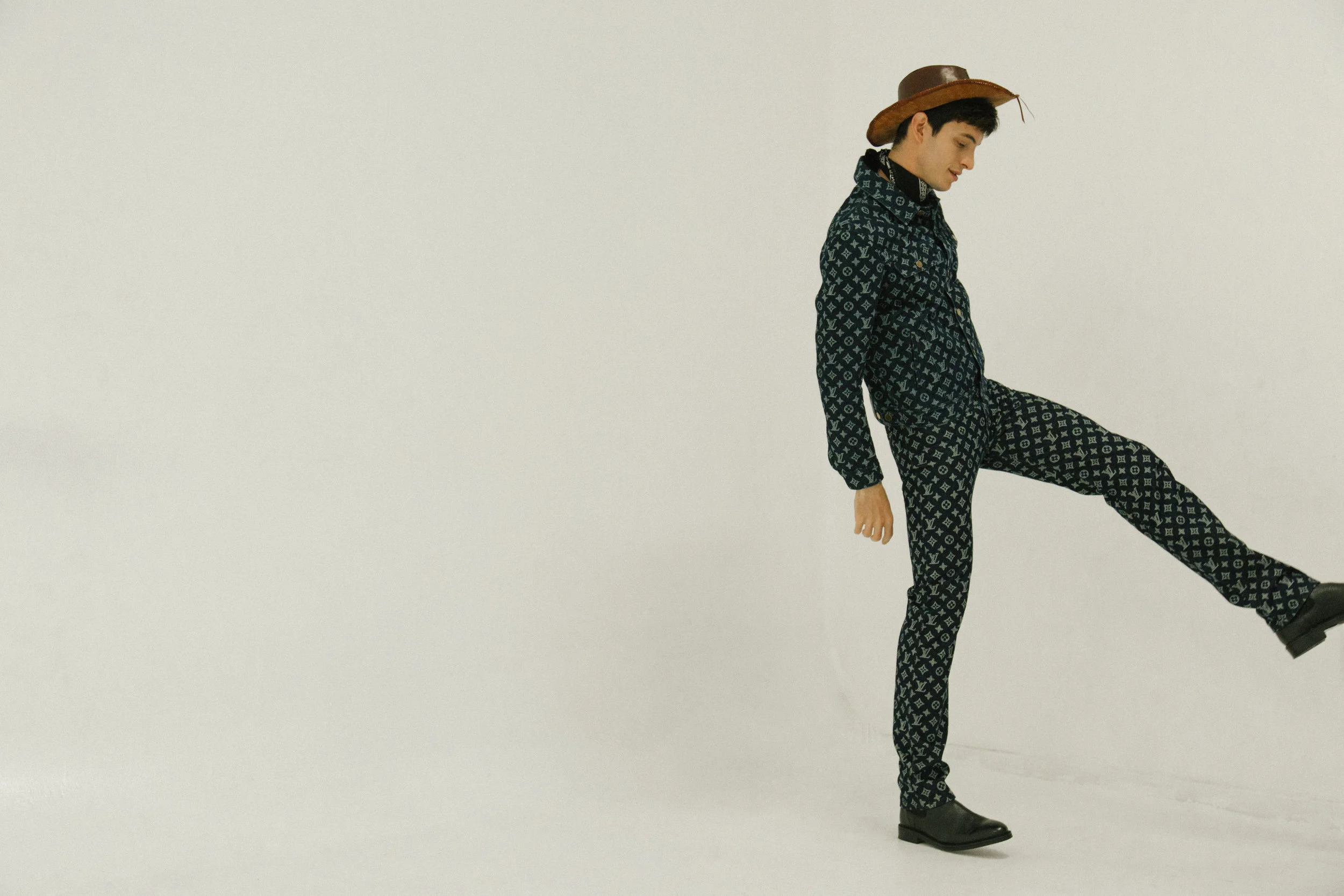 Camisa y pantalón de LOUIS VUITTON , botas de PAL ZILERI.