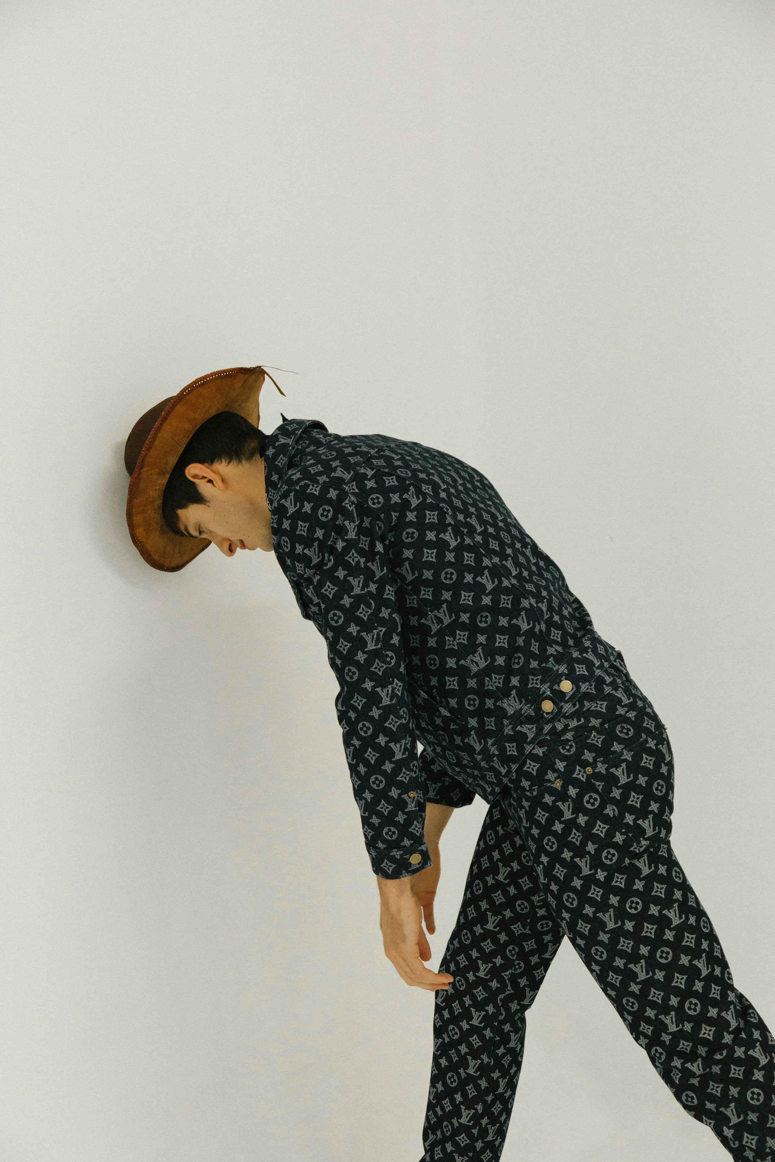 Camisa y pantalón de LOUIS VUITTON , botas de PAL ZILERI.