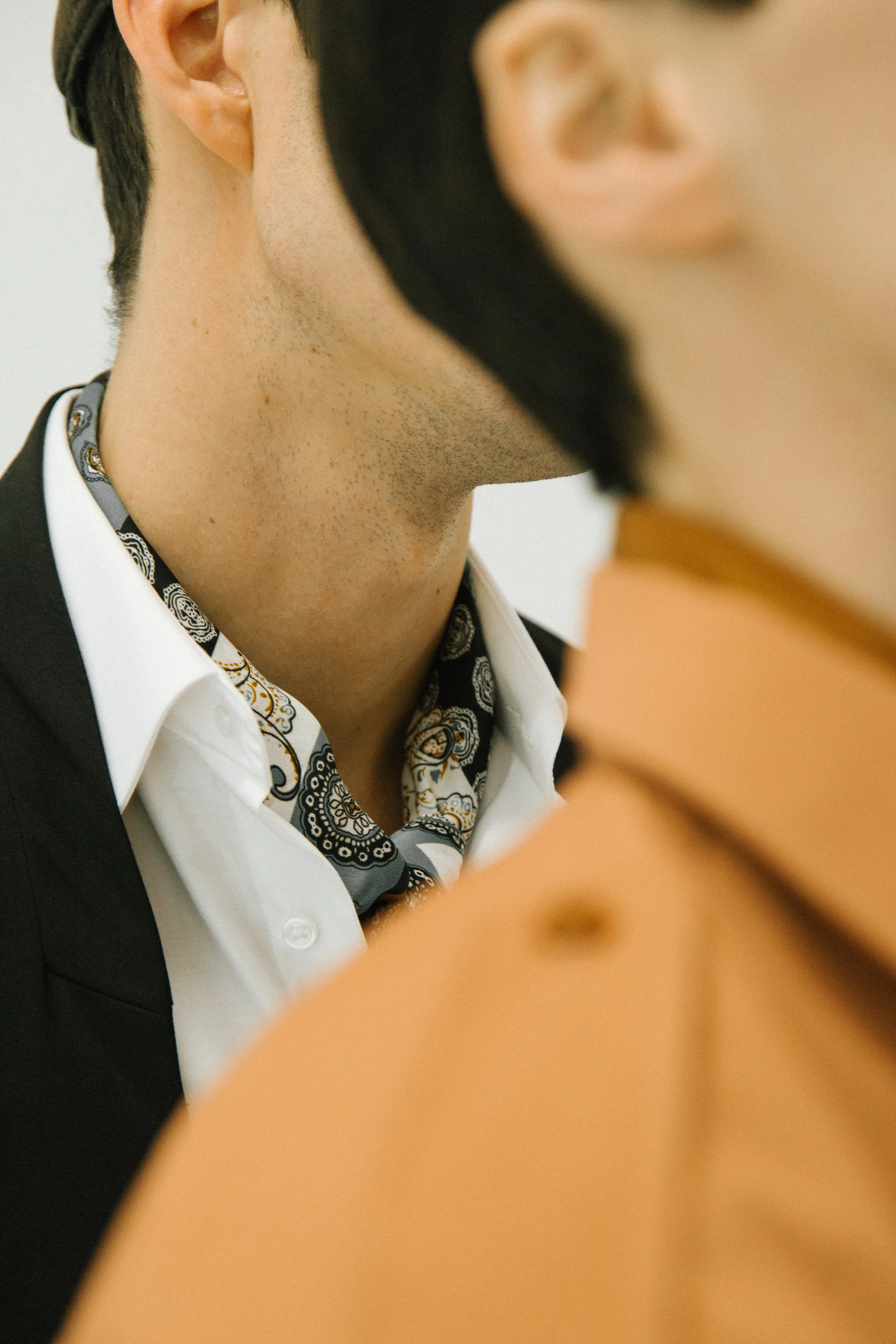 Pablo viste camisa de LOUIS VUITTON , chaleco de H&M STUDIO y pañuelo de LANVIN . Martin viste camisa de DRIES VAN NOTEN .