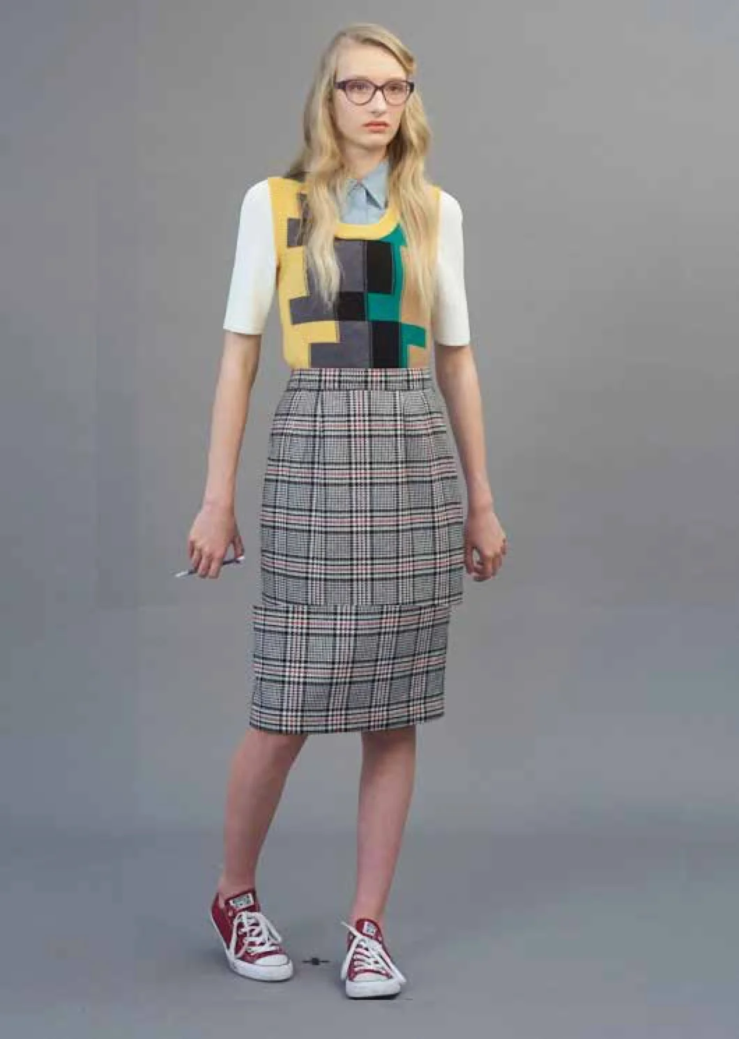Suéter de MIU MIU , camisa de COS , falda vintage de BEYOND RETRO , gafas de VERSACE y zapatillas deportivas de CONVERSE .