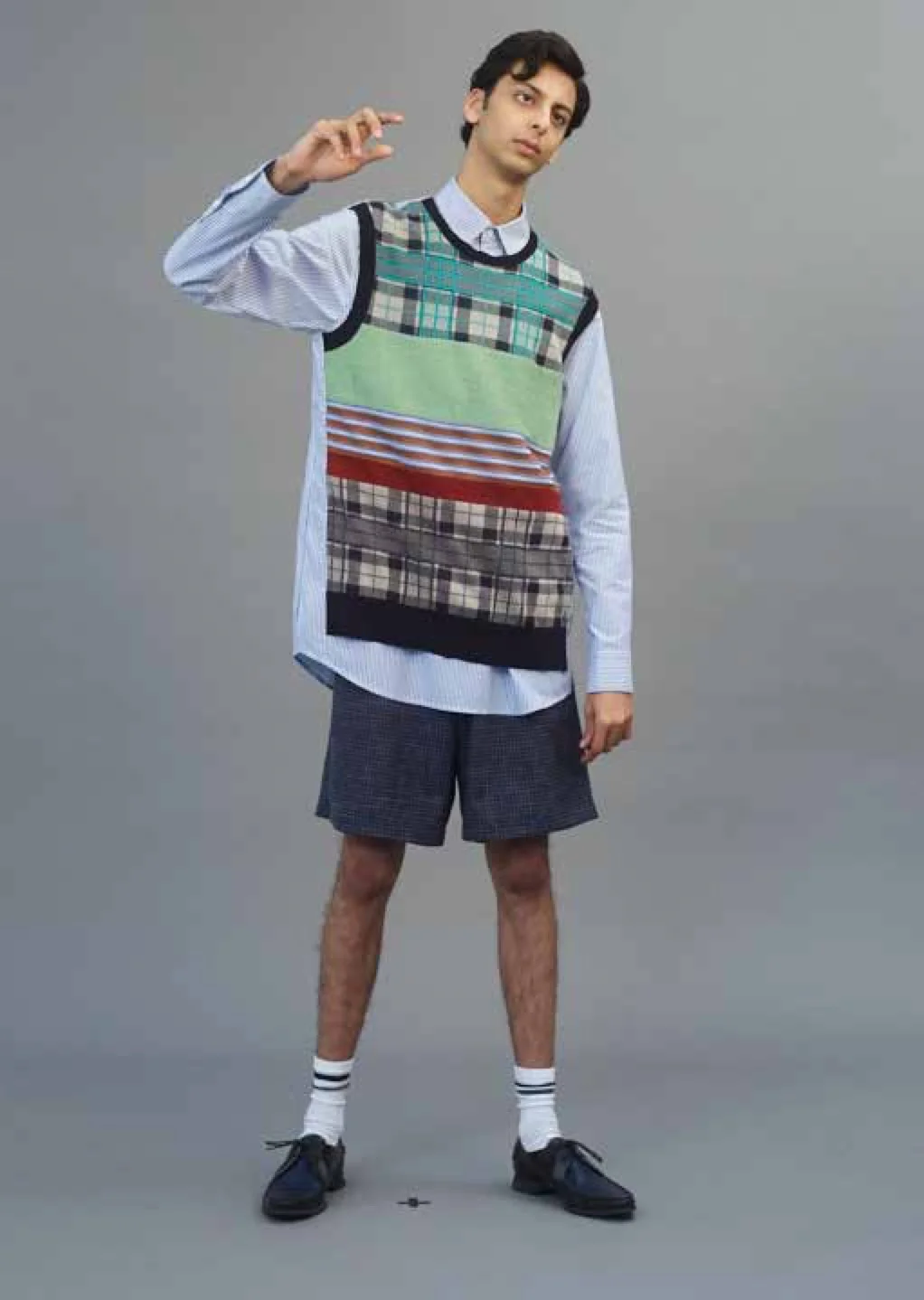 Camisa de WOOYOUNGMI , pantalón corto de E. TAUTZ y zapatos de PRADA .