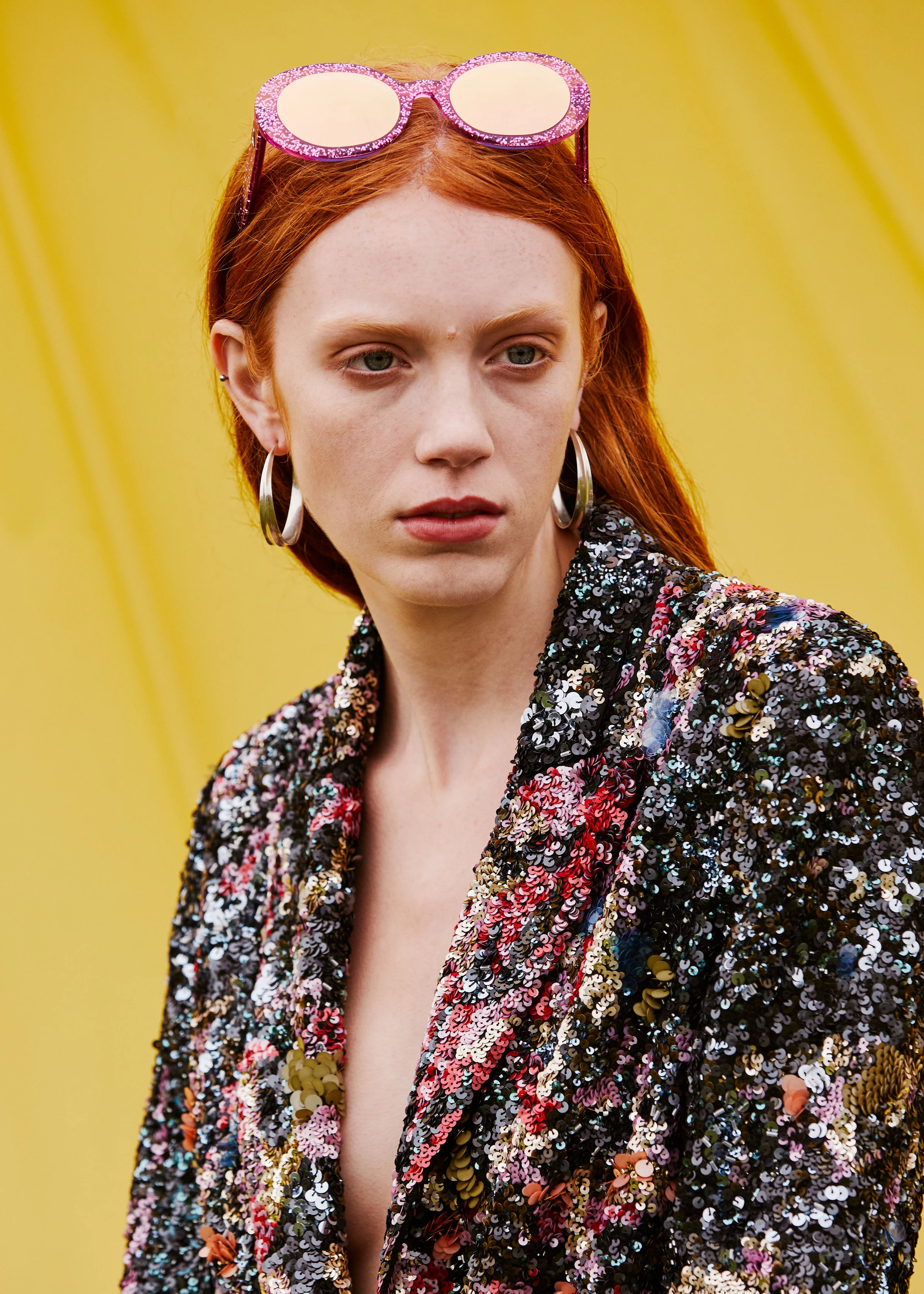 Traje y zapatos de MISSONI , gafas de sol de VOW y pendientes de DINNY HALL .