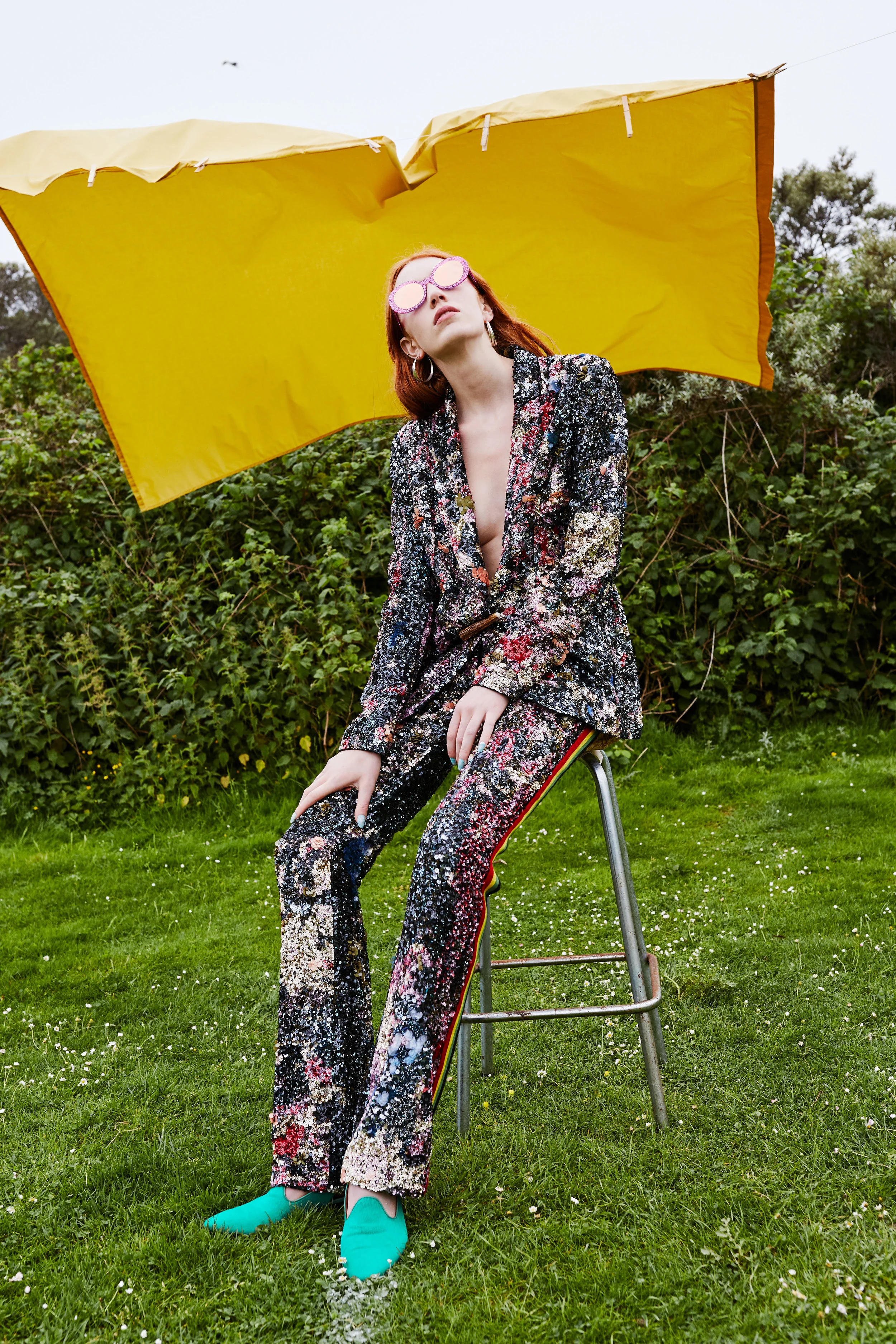 Traje y zapatos de MISSONI , gafas de sol de VOW y pendientes de DINNY HALL .