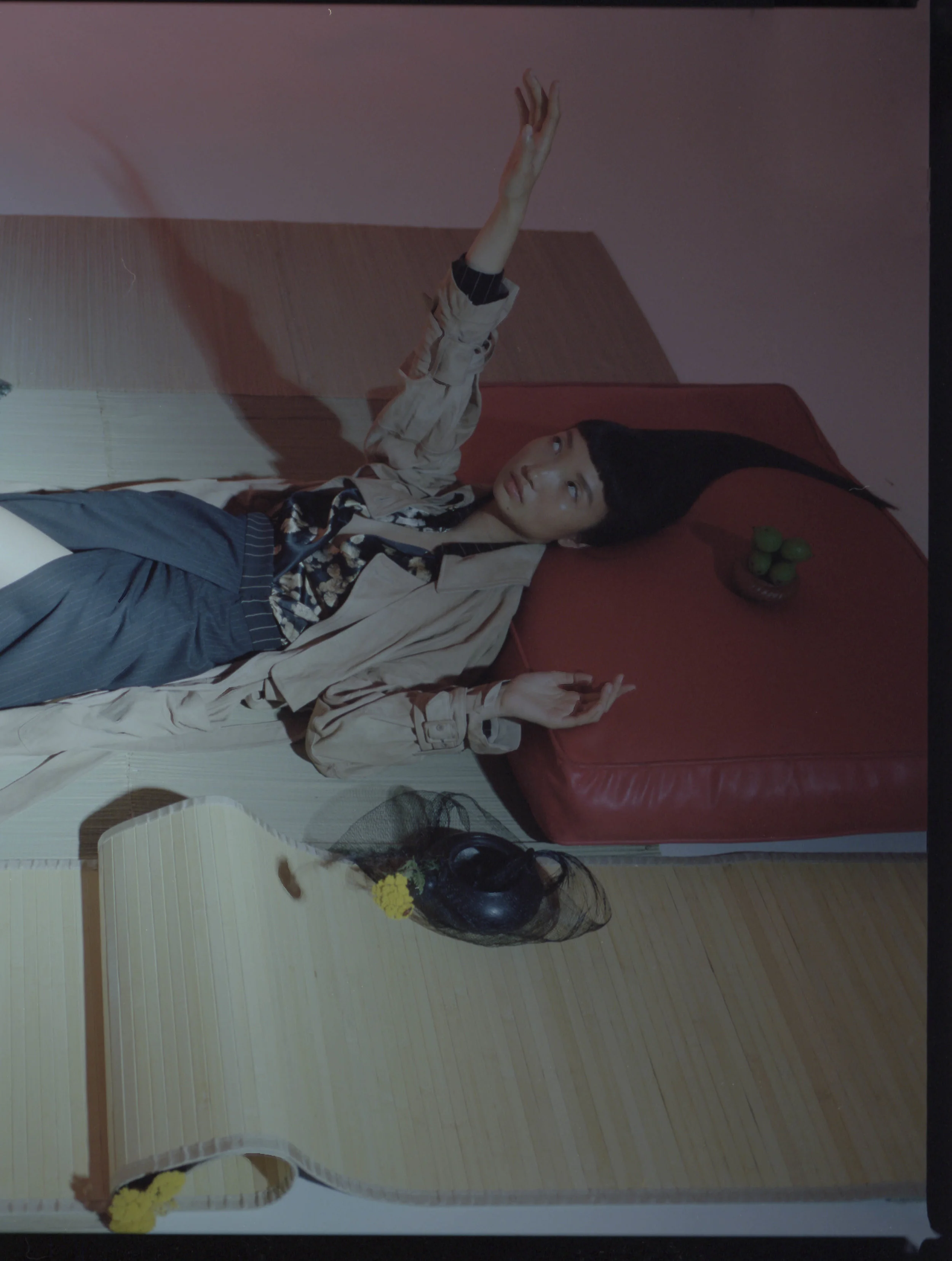 Vestido de ANTONIO MARRAS y abrigo de GOLDEN GOOSE .