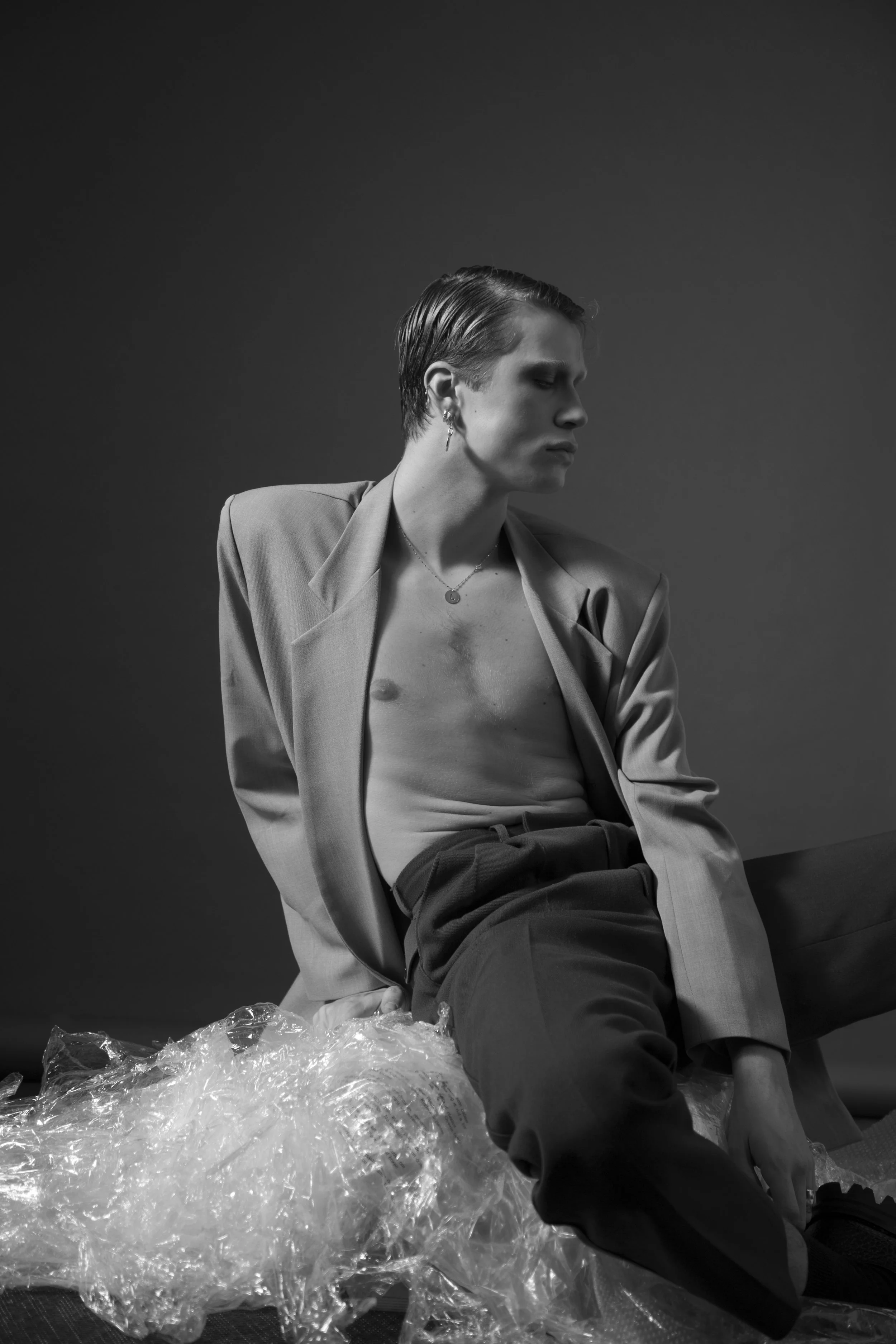Chaqueta de RAF SIMONS y zapatos de PRADA .