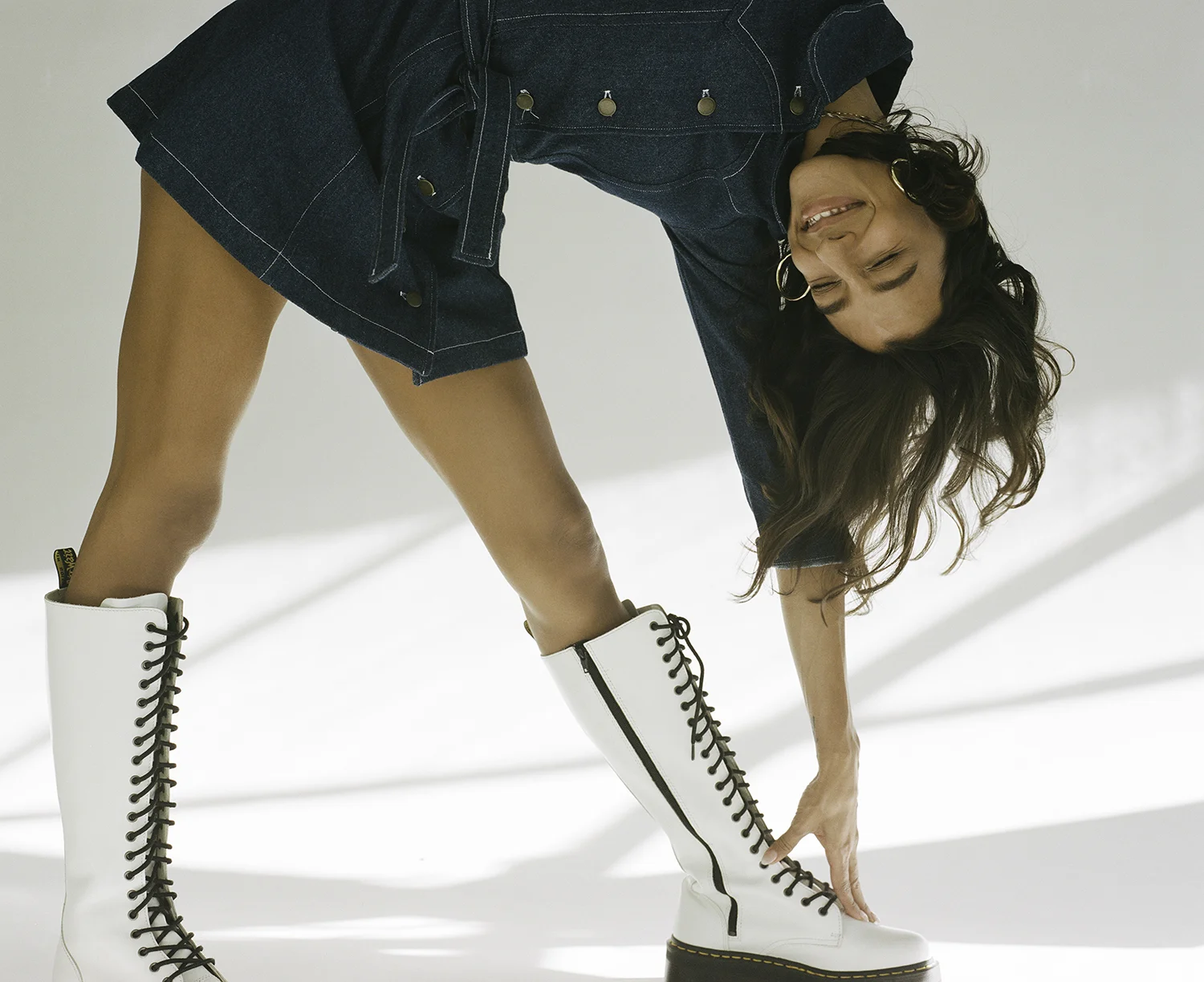 Vestido de LYKKE WULLF , botas de DR. MARTENS y pendientes de LUVAJ .