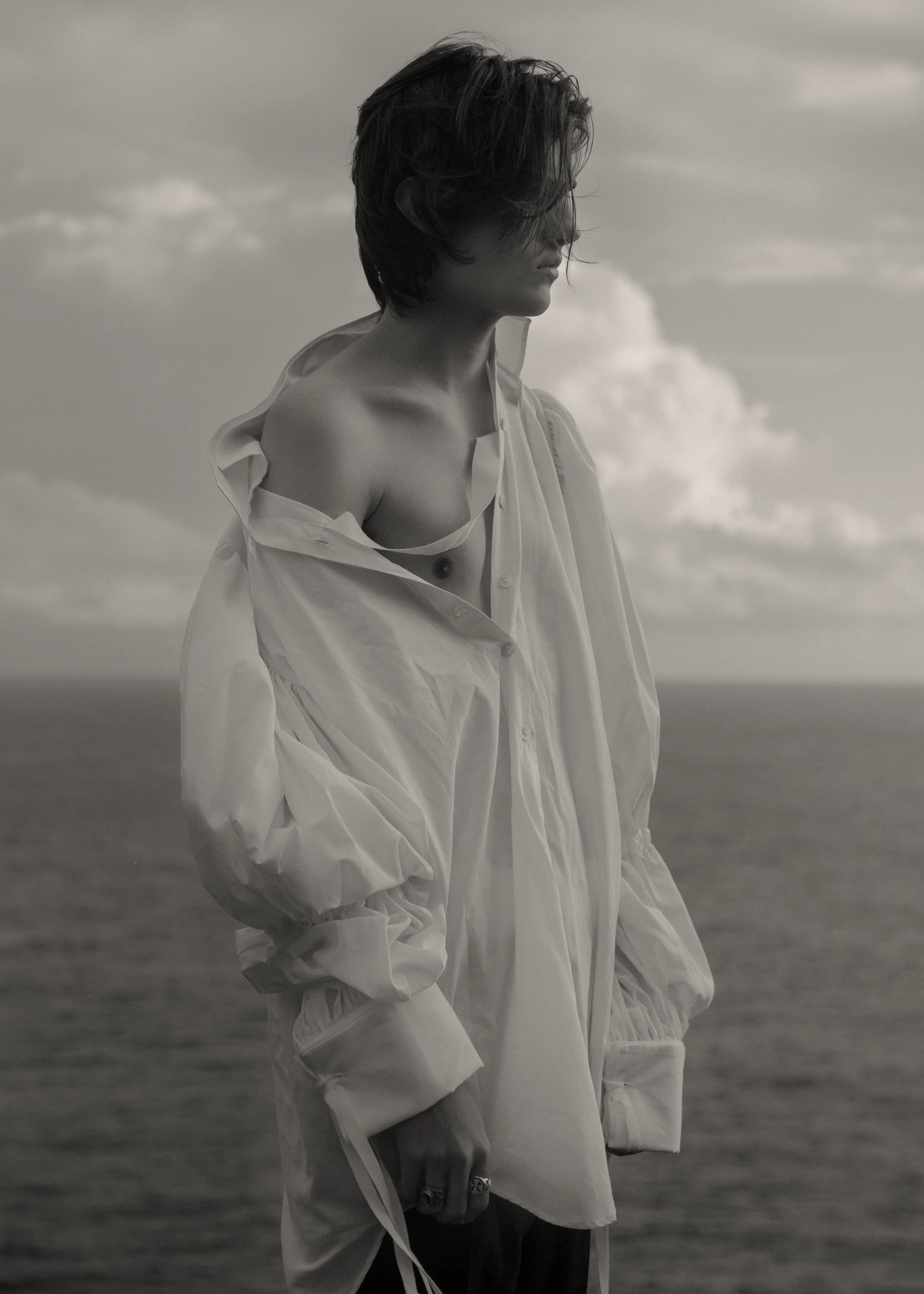 Camisa de ANN DEMEULEMEESTER y pantalón corto de FENDI .