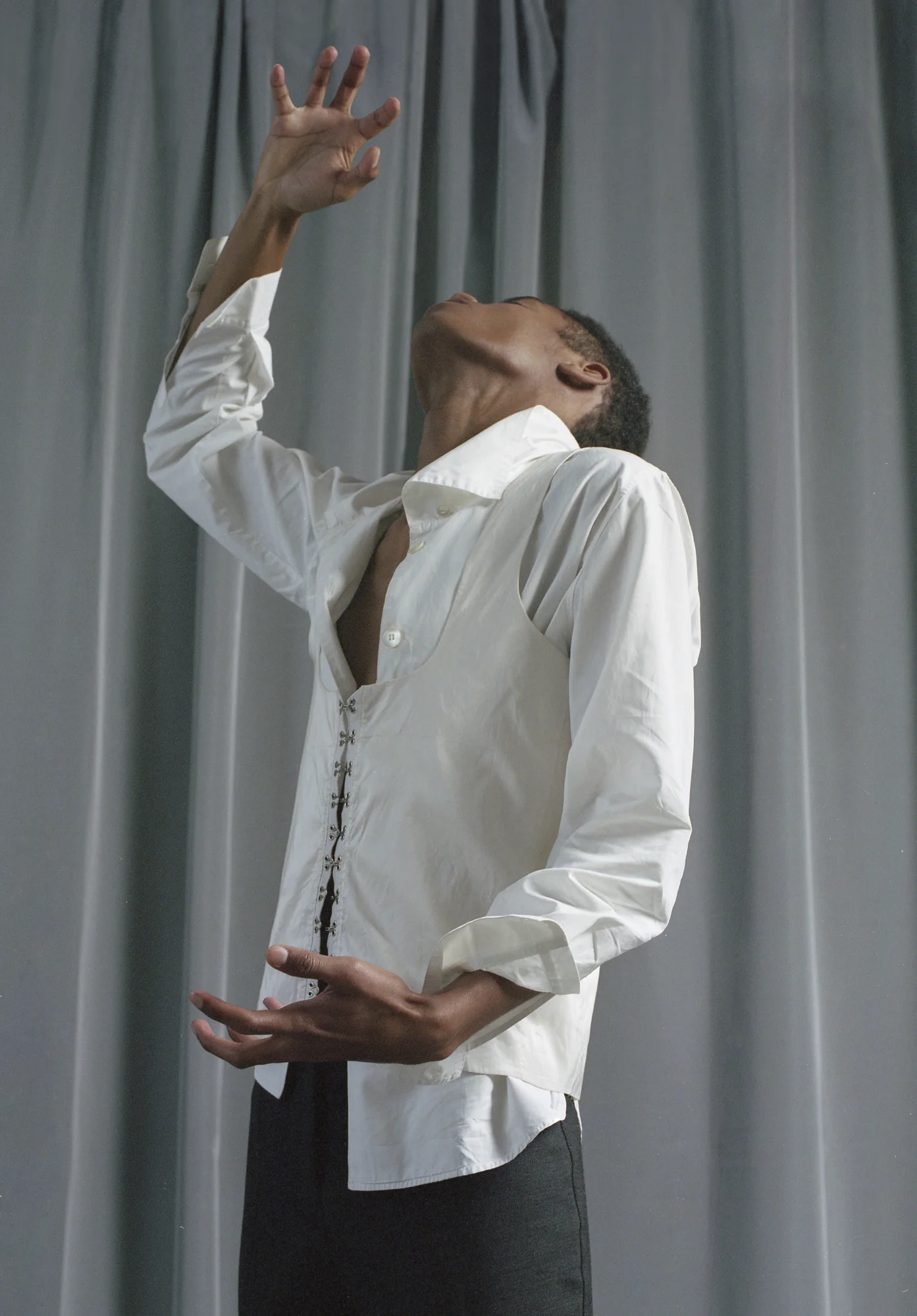 Camisa de ANN DEMEULEMEESTER , corsé de NIHL y pantalón de JACQUEMUS.
