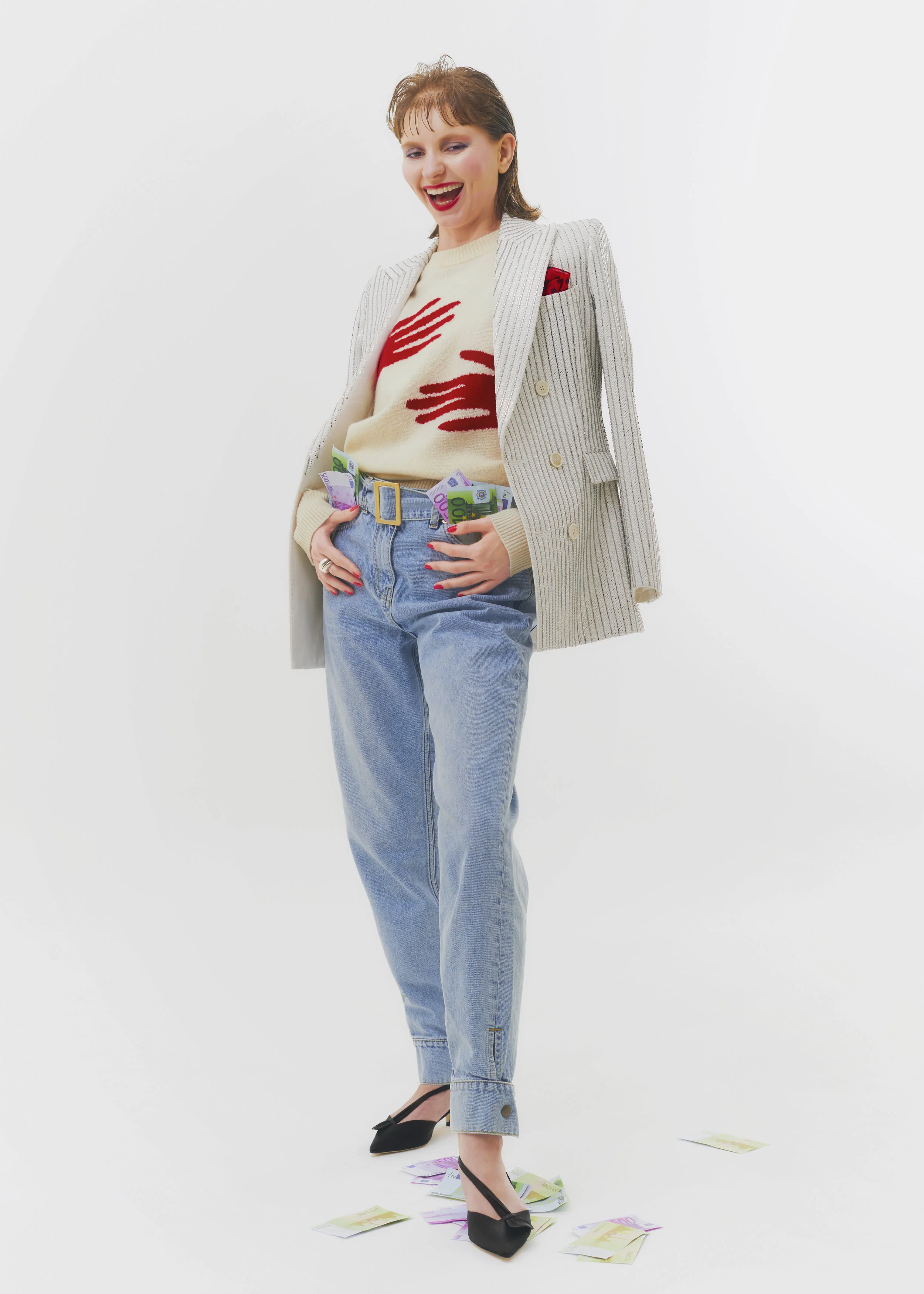 Chaqueta de SAINT LAURENT por ANTHONY VACCARELLO , suéter de JOSEPH , zapatos de EUGENE RICONNEAUS y anillo de MARC DELOCHE .