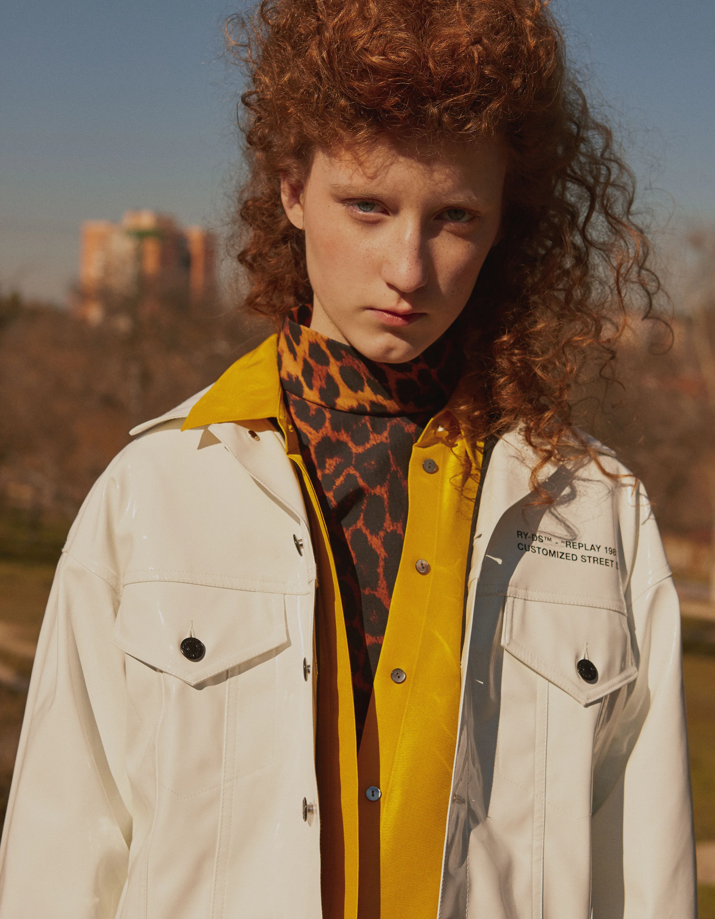Vestidos de GUCCI y PSOPHIA y chaqueta de REPLAY .