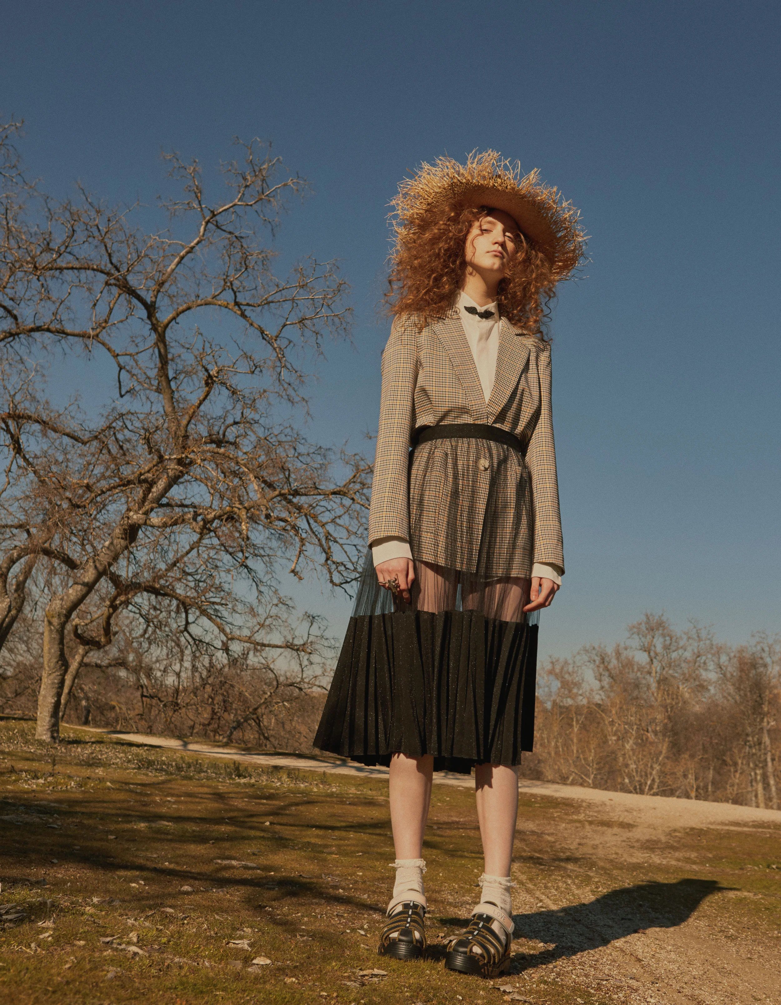 Blusa de LOS PECOS MUTANTES , falda de ELISABETTA FRANCHI , sandalias de FENDI , sombrero de PARDO HATS y anillo de ELENA ESTAÚN.