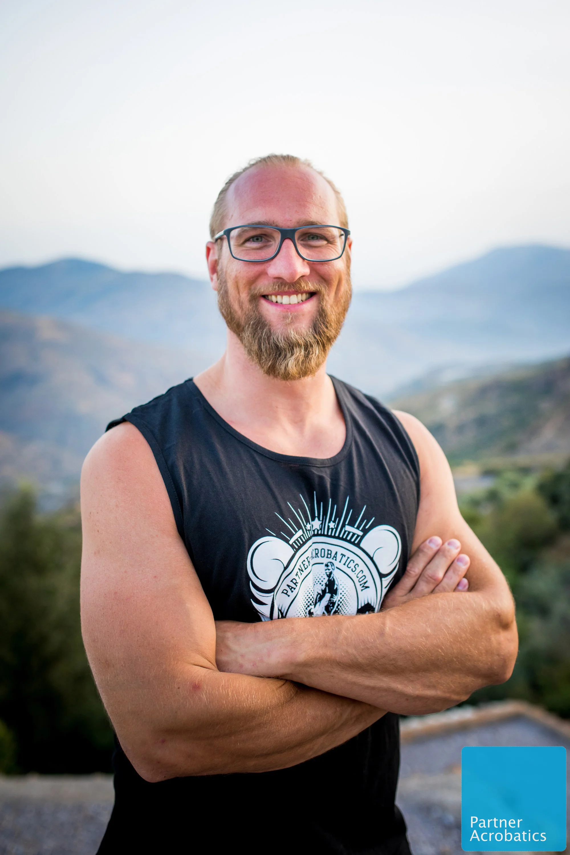 Basti ist PartnerAcrobatics teacher, Yogalehrer und hat dieses Jahr schon in den Niederlanden, Italien und Finnland AcroYoga workshops unterrichtet.