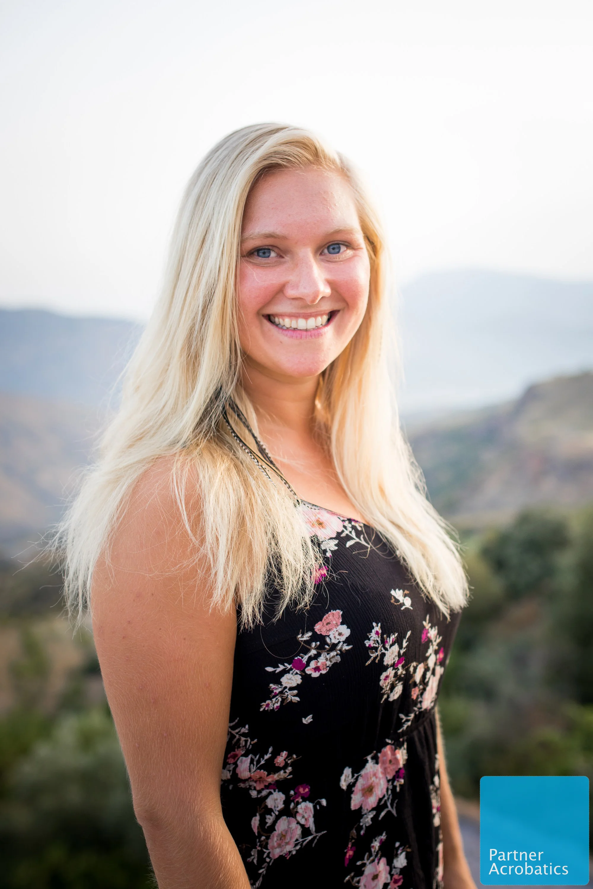 Jolien ist PartnerAcrobatics teacher, Thai-Massage bodyworker und lebt die Hälfte des Jahres in Amsterdam und die andere Hälfte auf Aruba in der Karibik und unterrichtet dort auch.