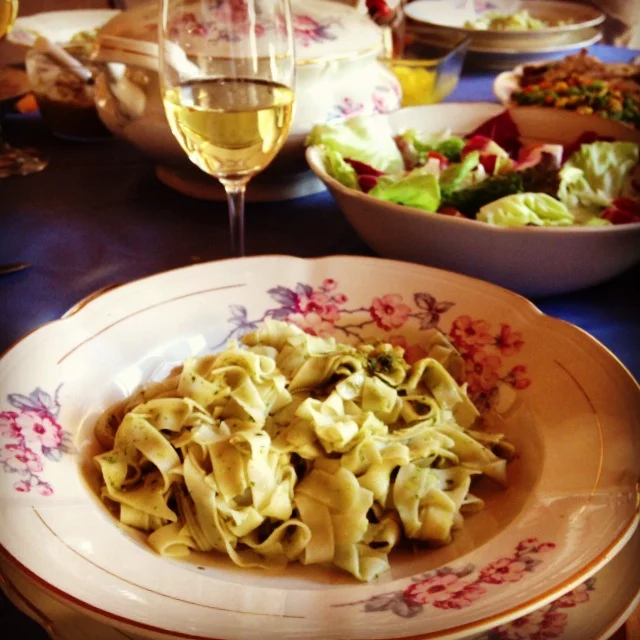 Macarrão feito pela minha avó, com molho pesto feito pela minha avó. Não foi feito por mim, mas só de ter sido feito por ela tem muito mais créditos :-). Além de ser um registro de um ótimo almoço em família.