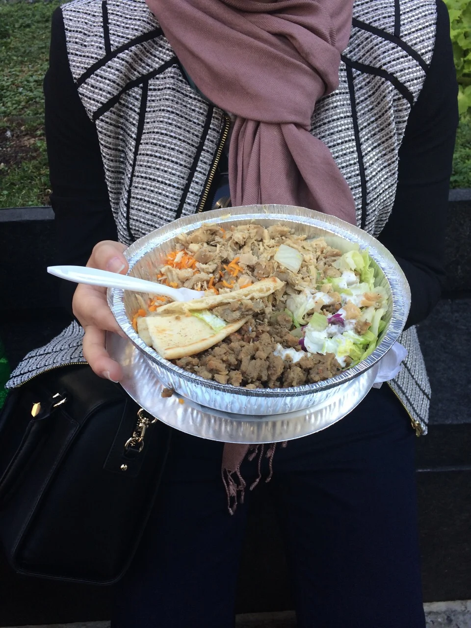 Estreando a marmita do Halal Guys (dá para ver que eu aprecio gororobas, né?). Foto da Giulia Cervetto.