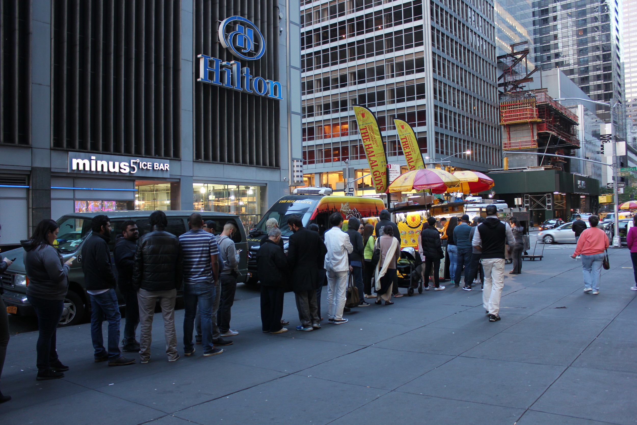Fila indefectível do the Halal Guys. Mas só esse é o que faz sucesso.