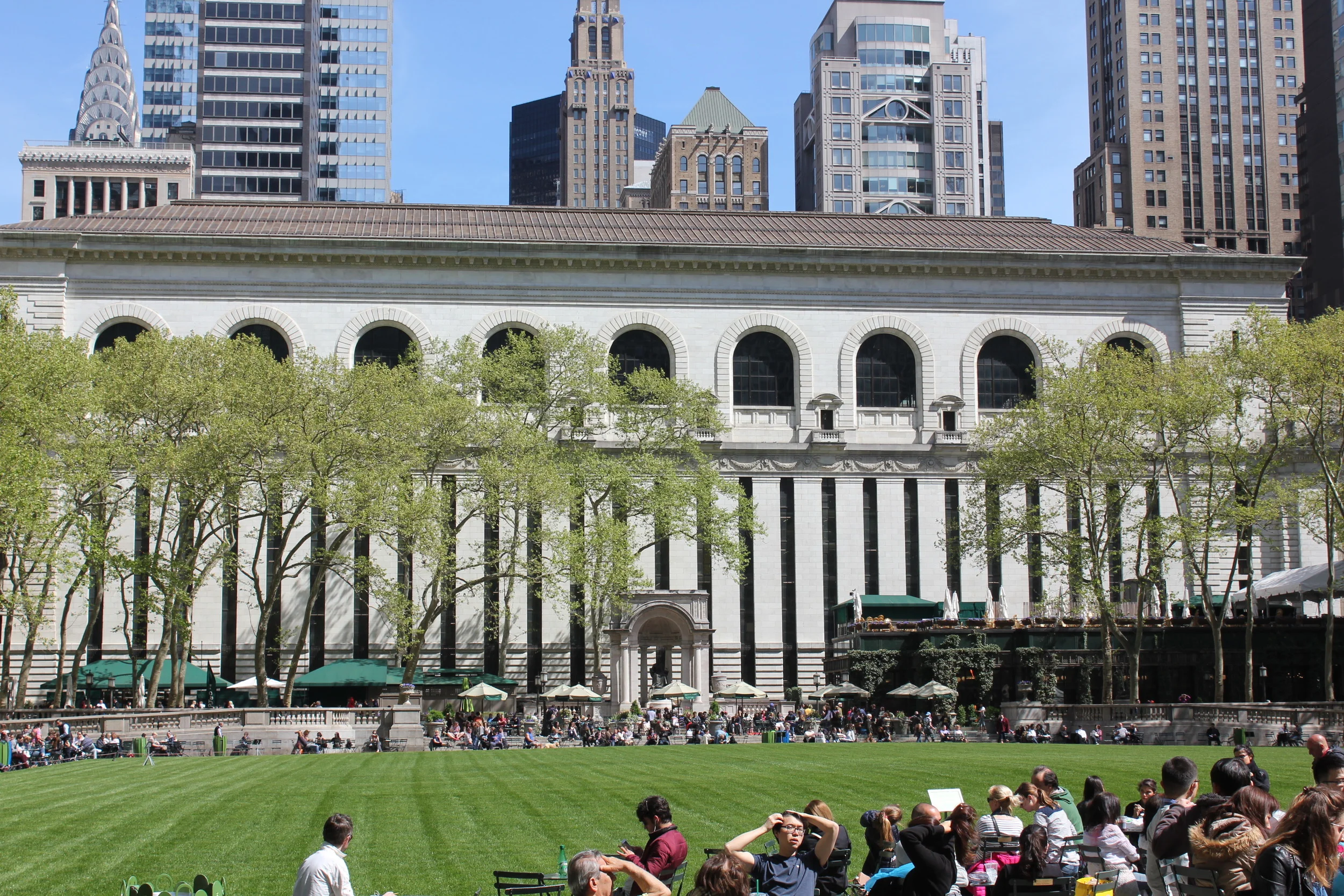 Meu lugar favorito em NY: o Bryant Park e logo atrás a Biblioteca. :)