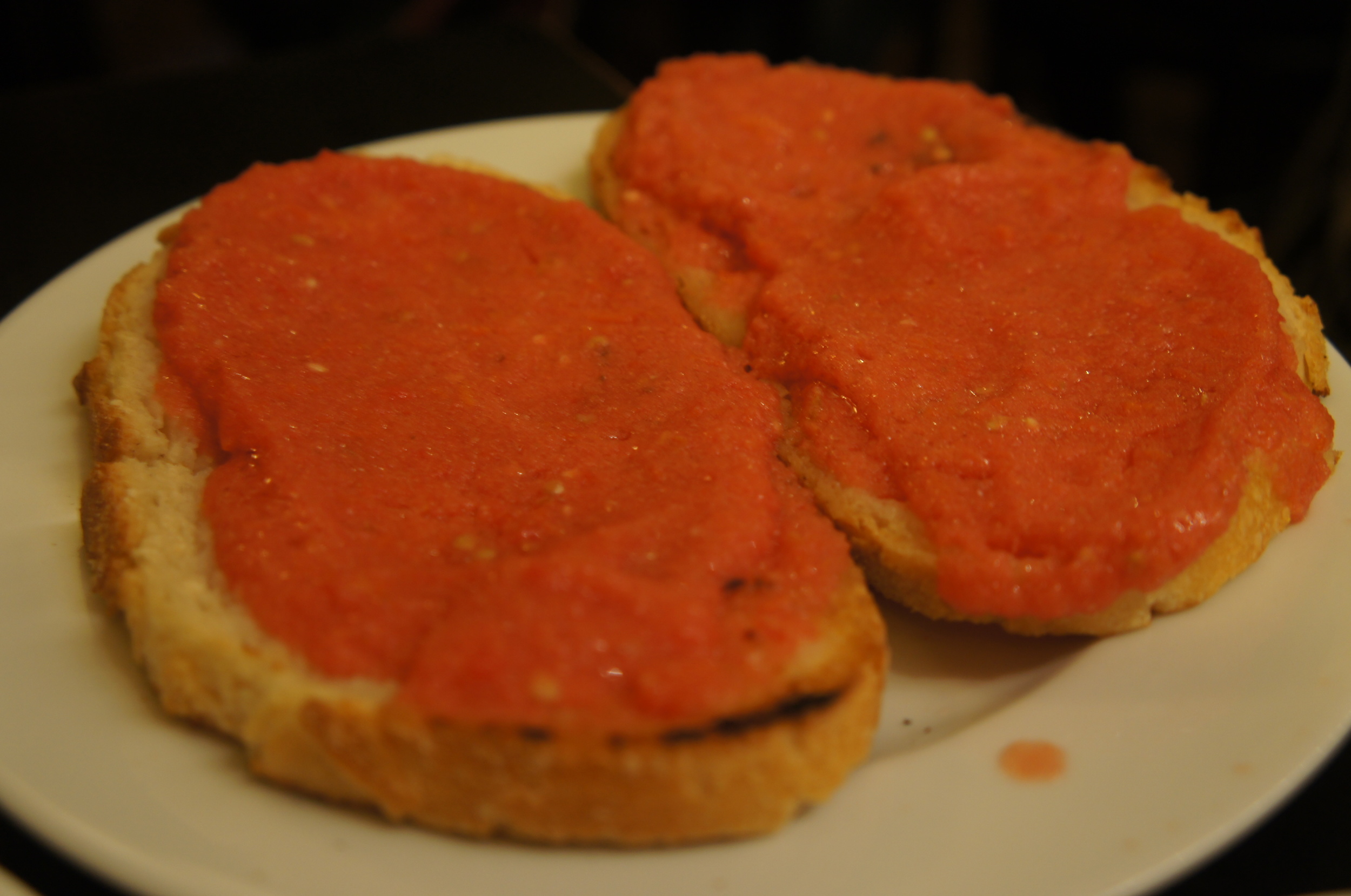 O tradicionalíssimo pão com tomate.