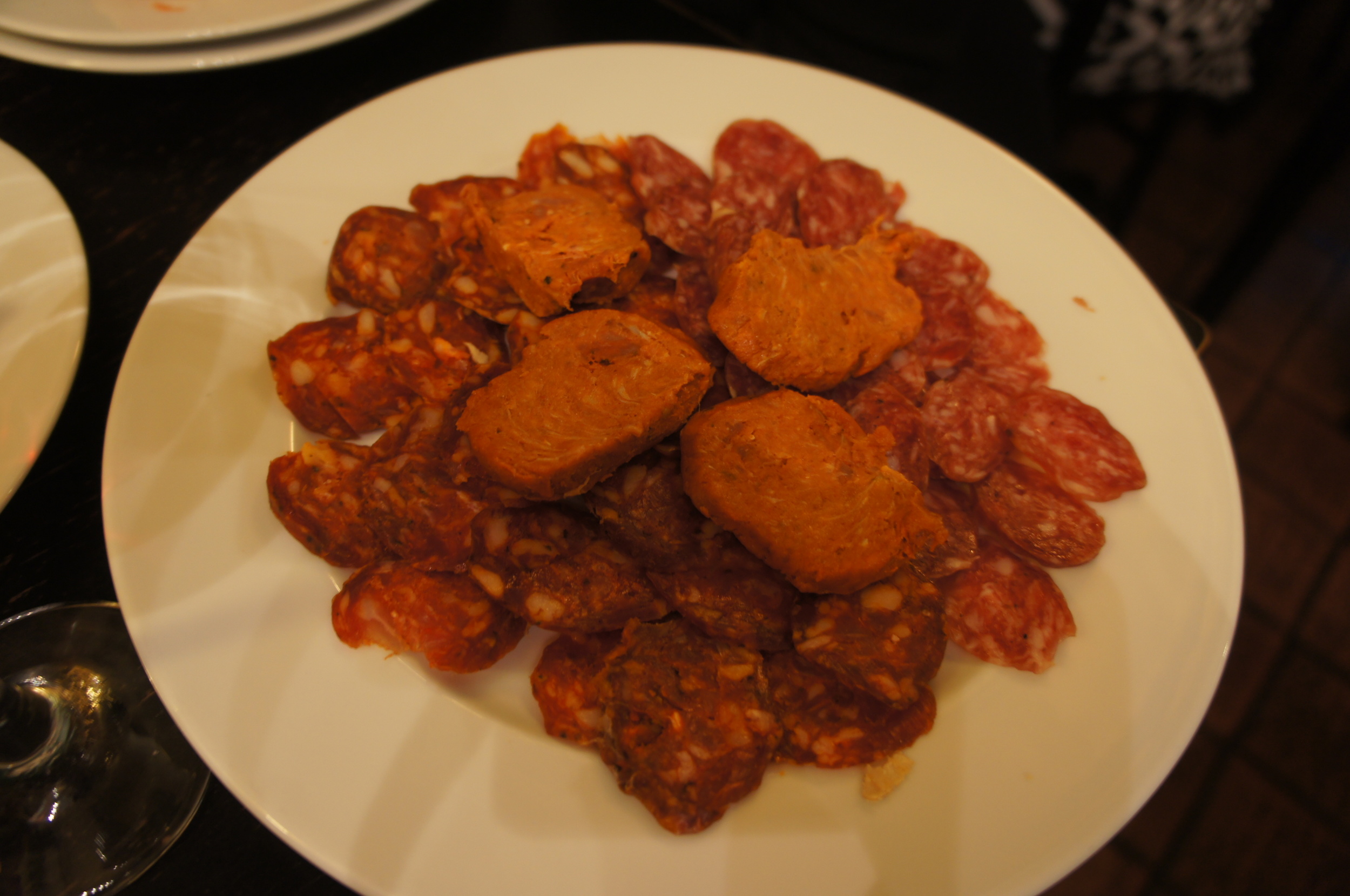 Chorizos com sobrasada, um embutido de pimentão.