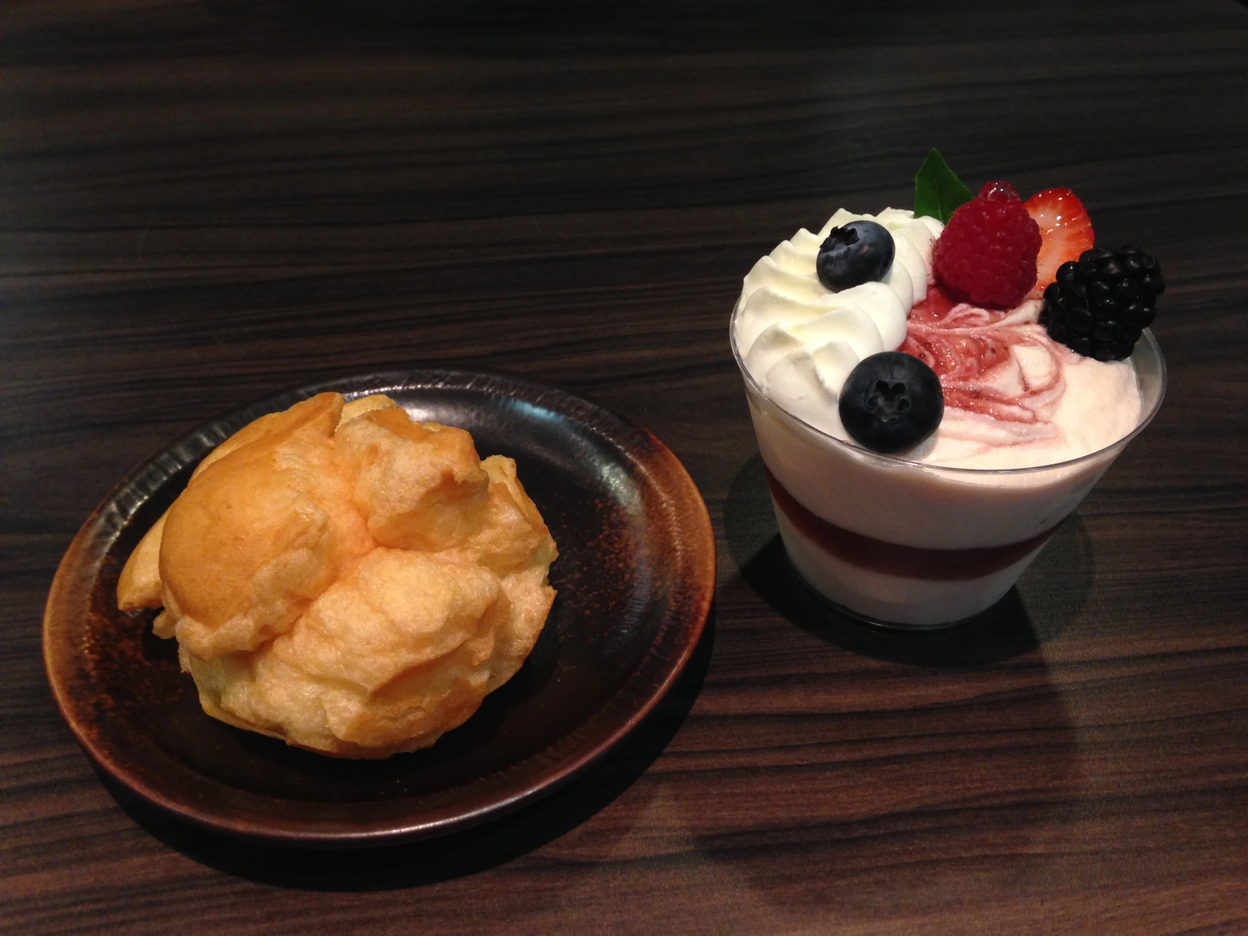 Um dos dias que fomos no Expresso Kazu. Choux Cream e Mousse de Frutas Vermelhas,