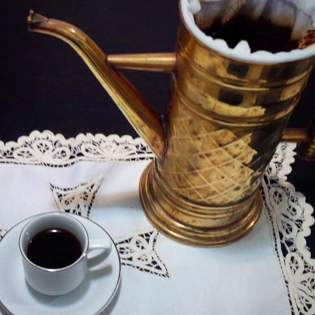 Mãe é mãe, né? "Mãe, tira a foto do seu café para mim?" "Tiro filha!". (põe a mesa, bota o jogo americano, bota a xícara, bota o bule de latão, traz o coador de pano.... e o pior é que ela é assim no dia-a-dia mesmo, :P). Tks mamis!