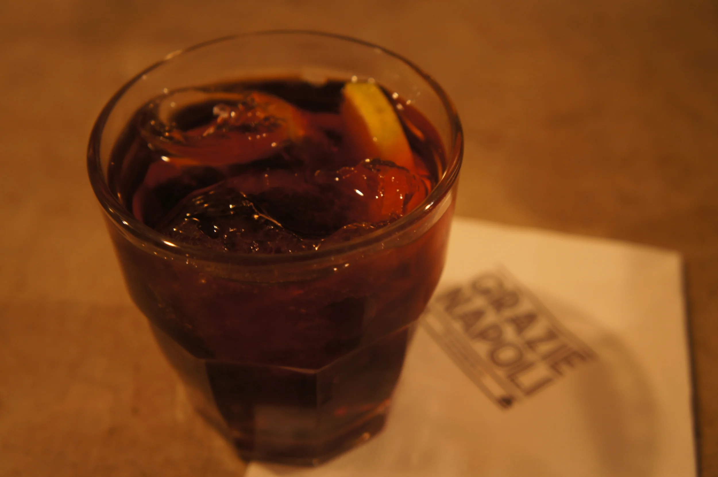 Para aquecer, um negroni super bem-feito.