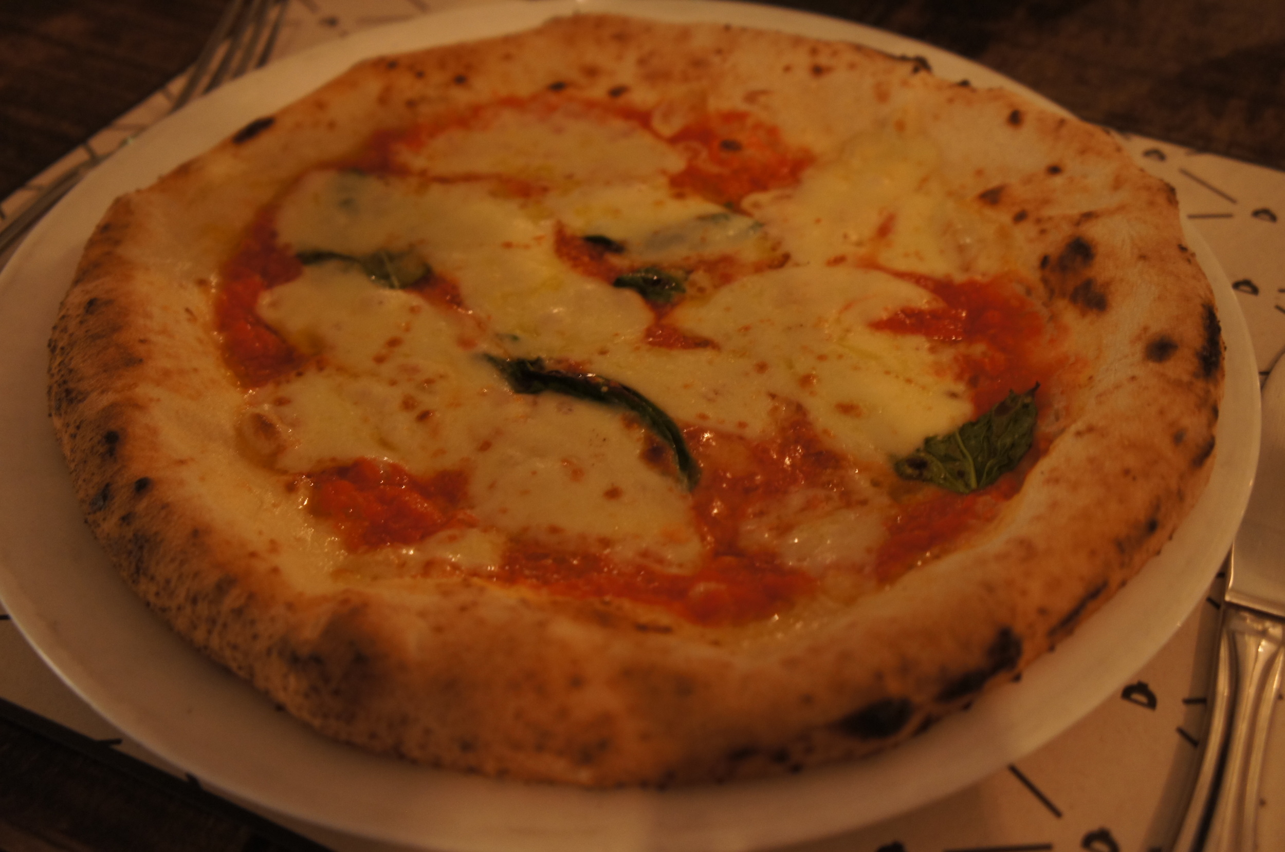 Eu me rendi e experimentei a pizza Margherita certificada. Valeu a pena! Só de olhar a foto me dá vontade de comer de novo. O que me chamou a atenção nessa pizza foi o molho de tomate, adocicado por conta dos tomates bem escolhidos (sem açúcar na receita!) e a massa, com uma textura marcante por conta da fermentação natural.Já quero voltar. 