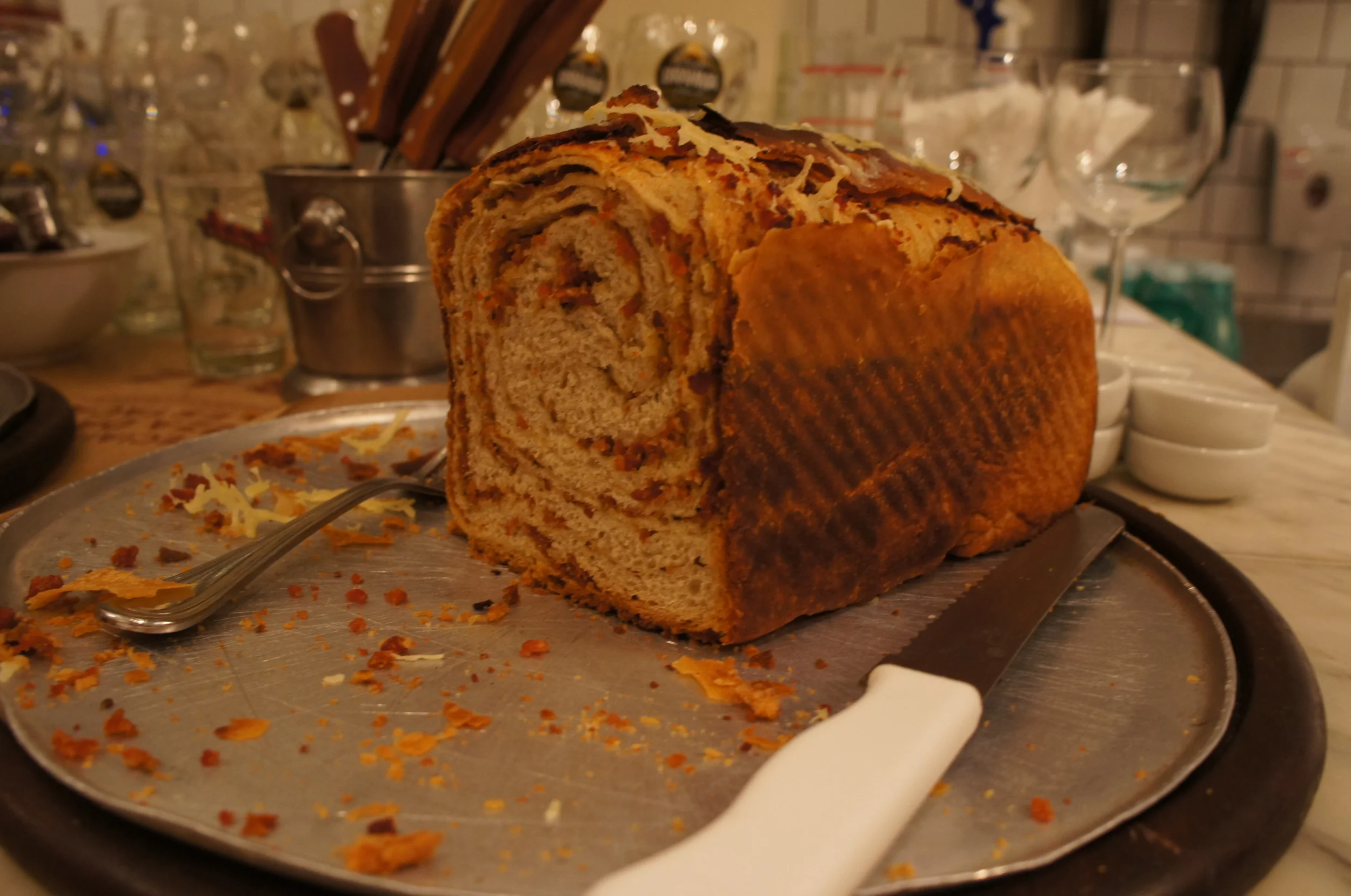 Detalhe do pão de calabresa. Uma ótima entrada quando você está com mais fome.