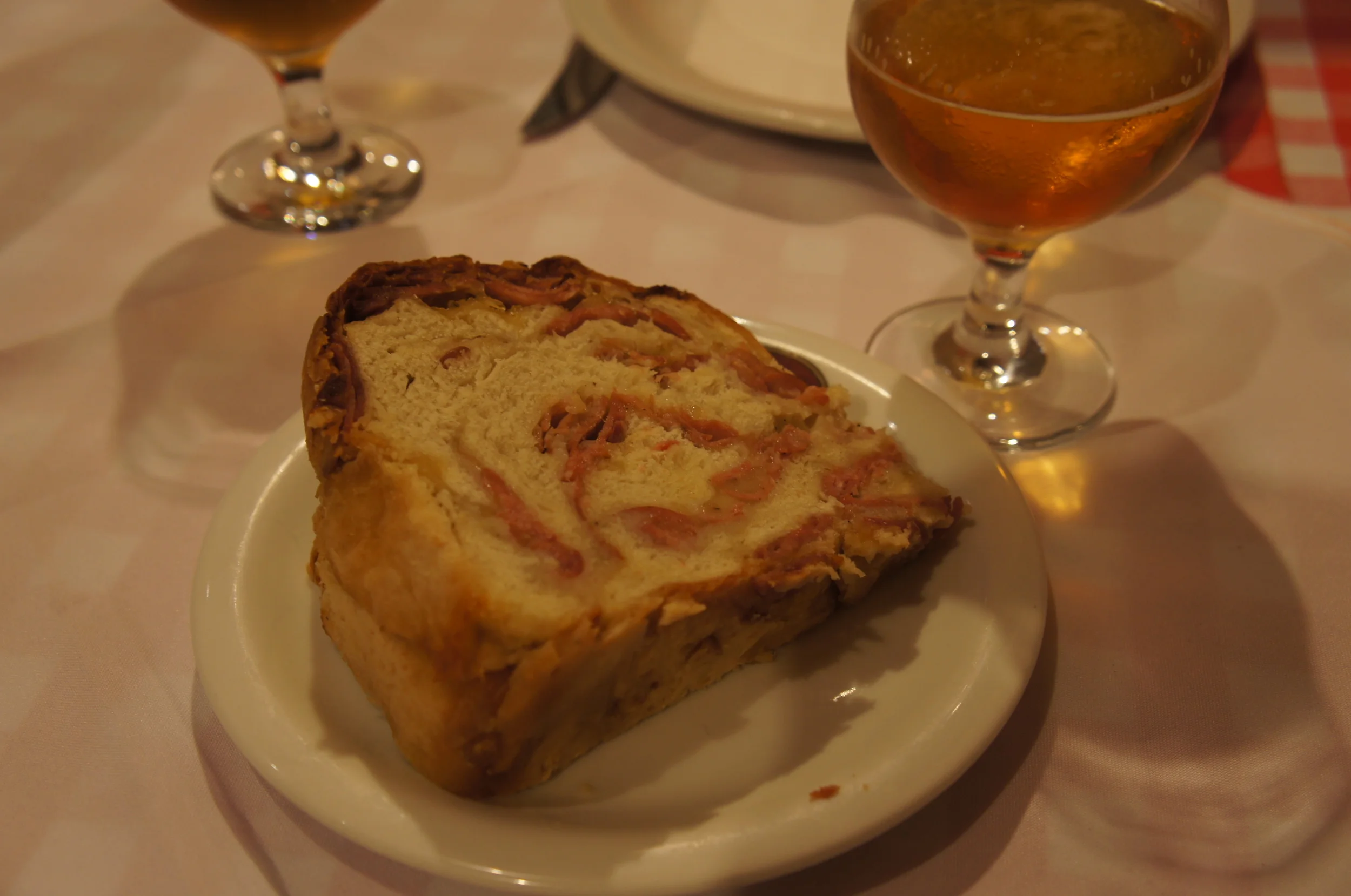 Pão de calabresa para partir em pedacinhos e comer acompanhado de uma cerveja.