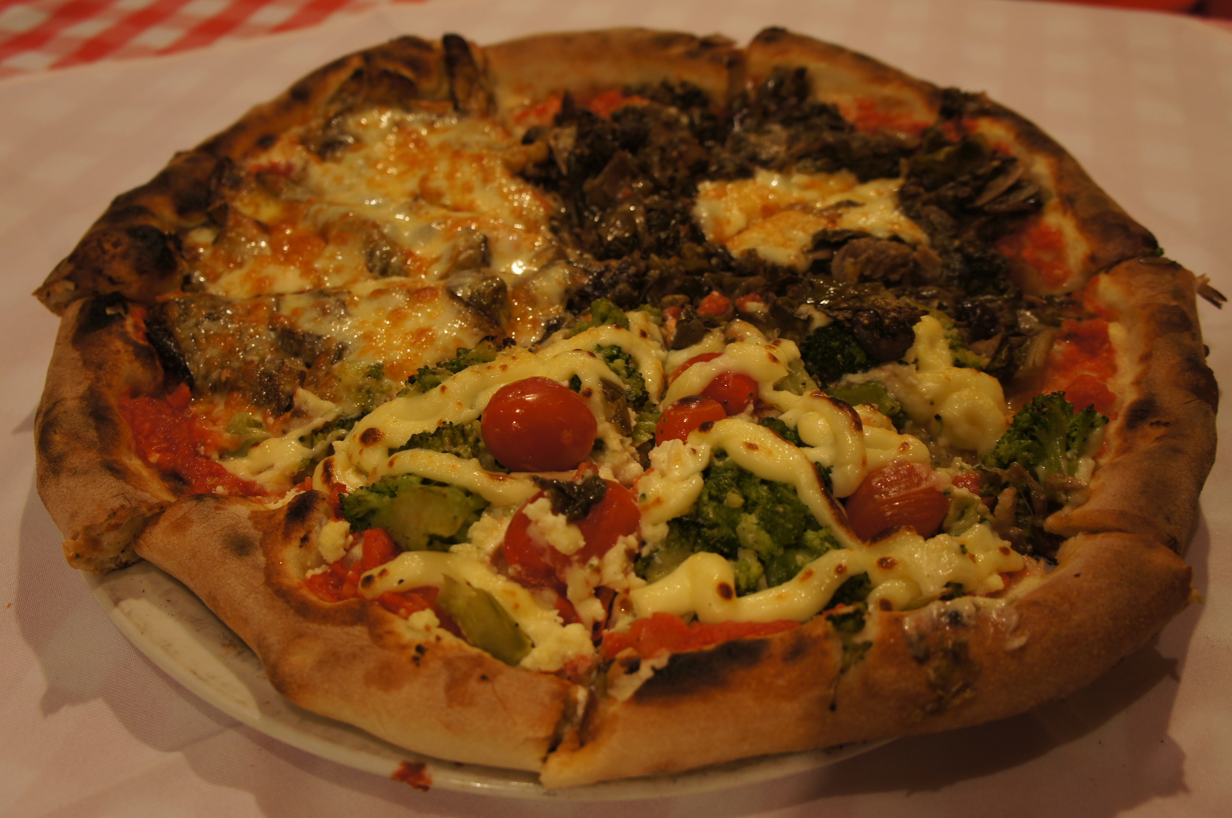 Pizza um terço Abobrinha, um terço Brócolis e um terço Escarola. Estávamos super saudáveis esse dia.