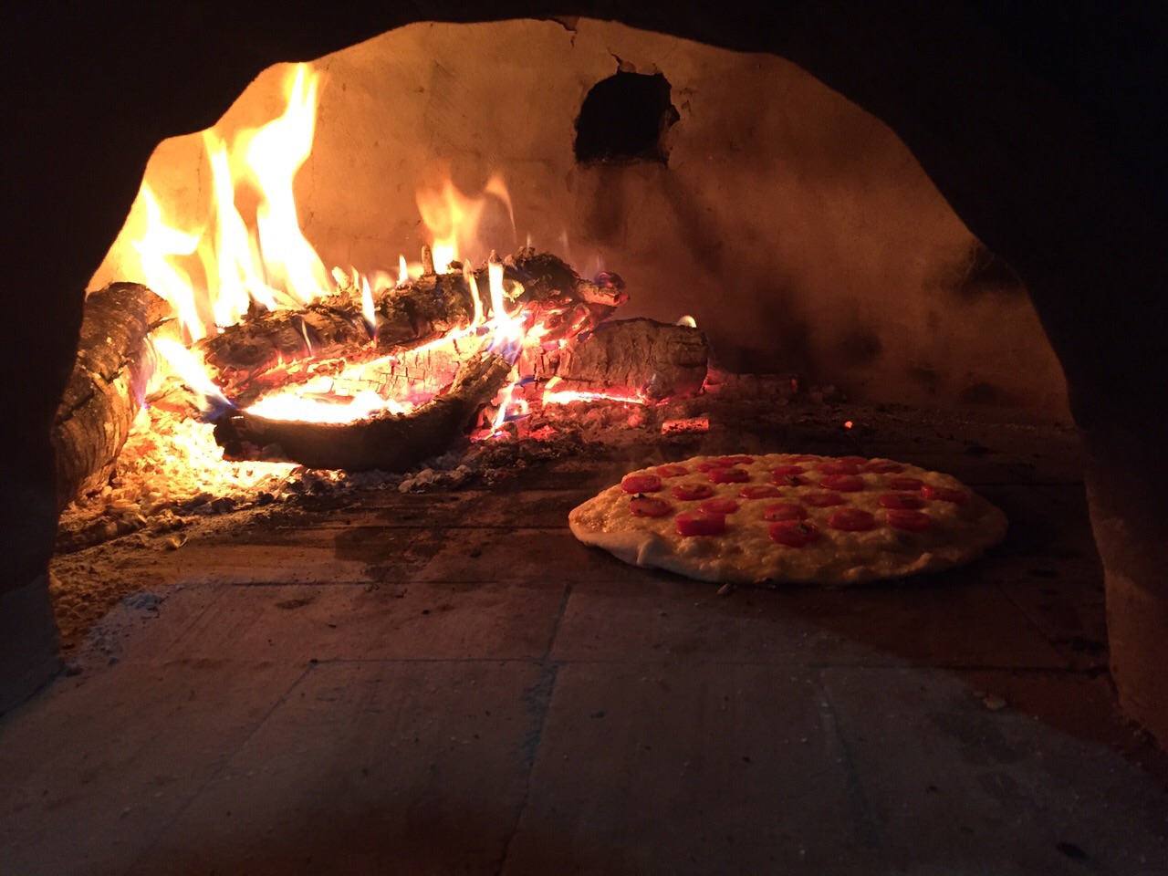 Dá um orgulho de ver sua própria pizza assando! #euquefiz #juntocommeusamigos