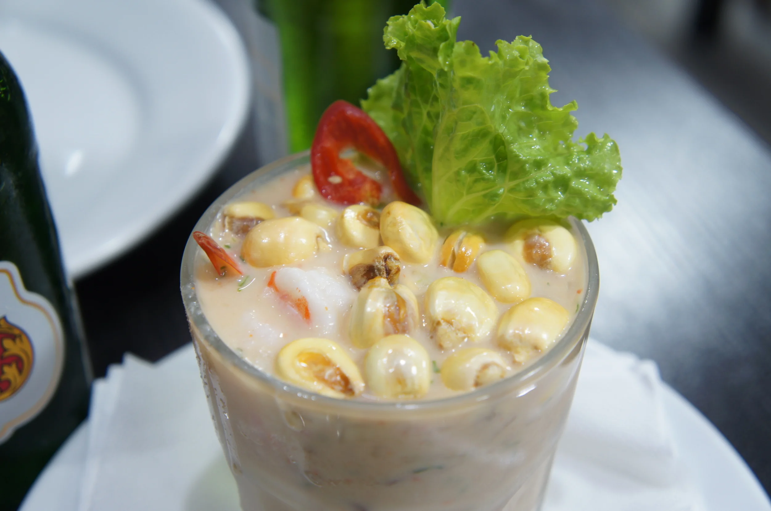 Leche de tigre. Até onde eu sei, o leche de tigre é o líquido temperado que sobra do Ceviche. O do Rinconcito é super incrementado, cheio de frutos do mar e o melhor acompanhamento do mundo para esse prato: os "milhos gigantes".