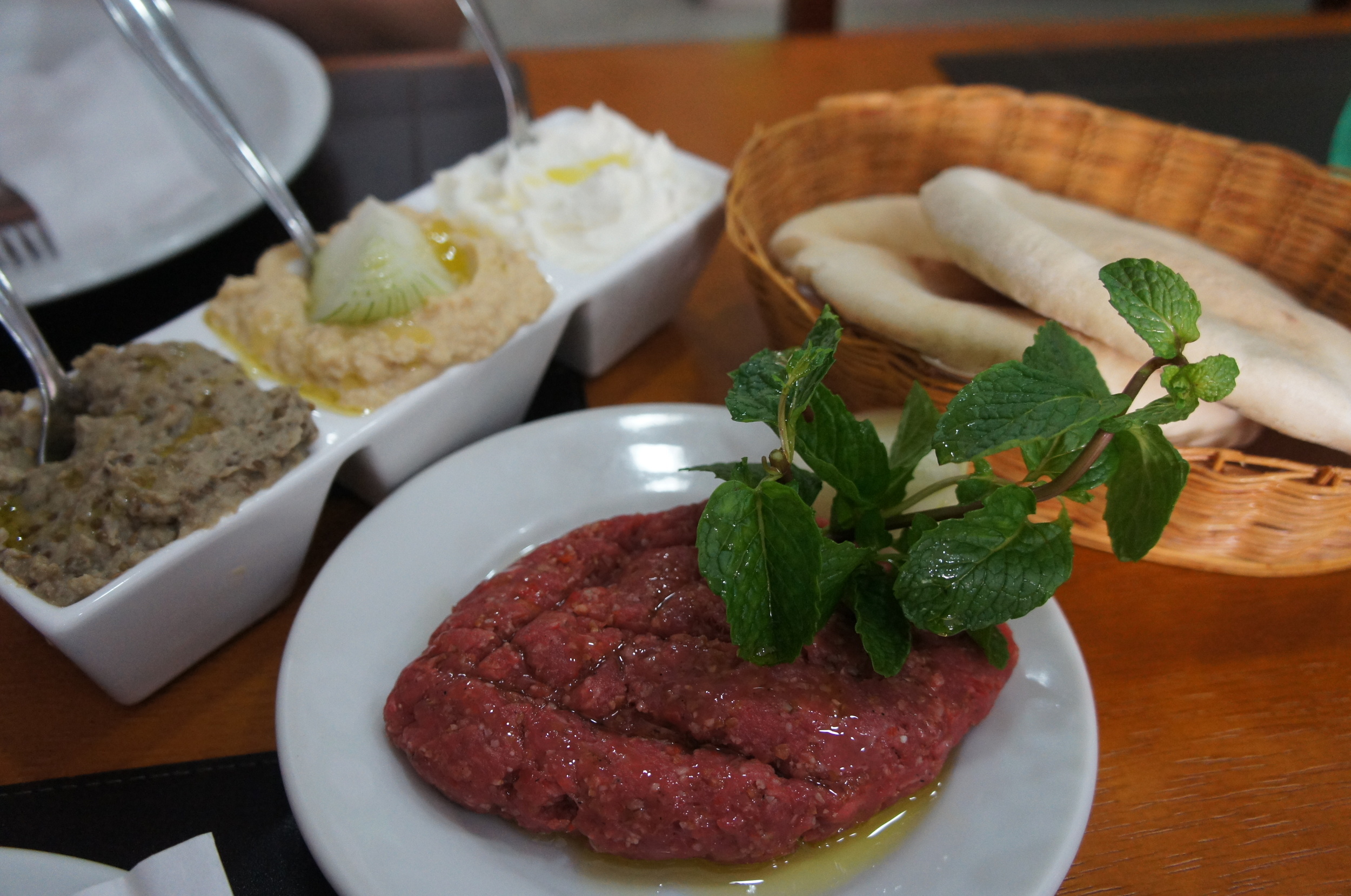 Combo básico: quibe cru e pastas com pão assado na hora.