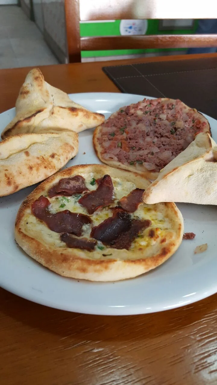 Esfia fechada de escarola, aberta de carne fechadas de carne e aberta com queijo e basturma (um embutido armênio forte mas muito bom).