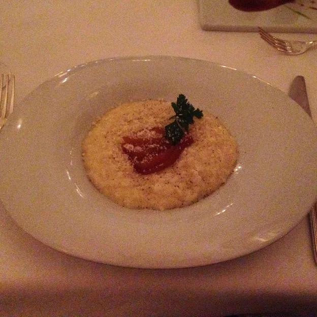 O melhor risoto de pera com queijo da vida. Eu nunca peço risoto em restaurantes, porque não sei quem ensinou que arroz al dente é sinônimo de arroz cru. Quer me matar de desgosto é me servir um risoto com o grão cru por dentro (se eu contasse quantos restaurantes "autênticos" fazem isso...). Mas no caso do Cipriani, não tinha nem por quê me preocupar. O arroz no ponto mais perfeito, o sabor incrível. Escorreu uma lágrima quando acabou.
