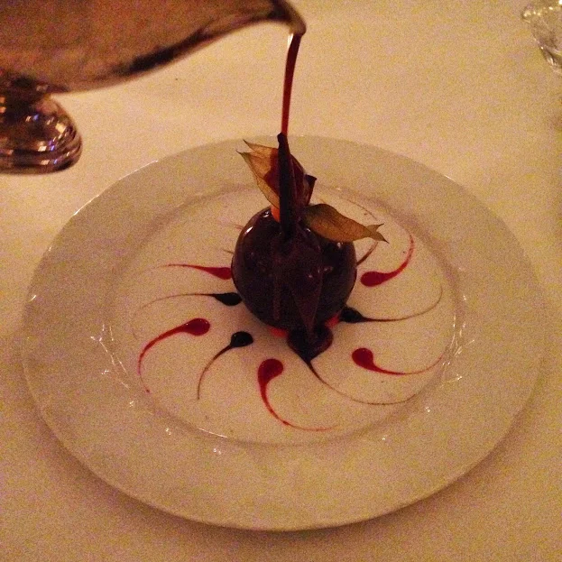 Esfera de Chocolate com Frutas Vermelhas e Calda de Caramelo. Essa é a típica sobremesa "show". Eu normalmente vou nas sobremesas que parecem menos doces ou que são mais simples, mas essa me chamou a atenção. Vem uma esfera de chocolate, que leva um banho de calda quente, fazendo com que o chocolate derreta e revele um creme muito bom de frutas vermelhas. Recomendo pelo sabor e pela diversão.