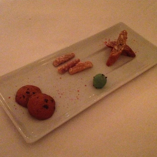 A tábua de café do Rubayat foi destronada pela do Cipriani. Quando peço o café, vem ISSO. Indescritível. Essa bolinha verde é a melhor trufa de chocolate que já comi. 